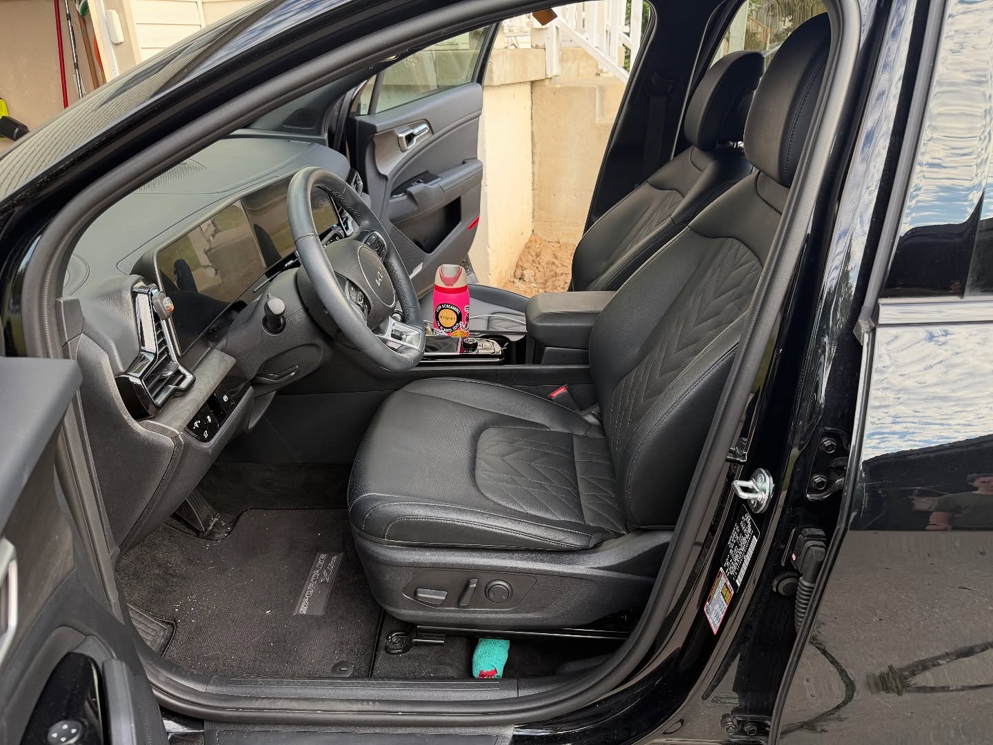 A clean car isn’t a luxury, it’s a fresh start every drive. 🚙💦
This Kia’s detail shows what one appointment can do.
📲 Message us now to reserve your spot!