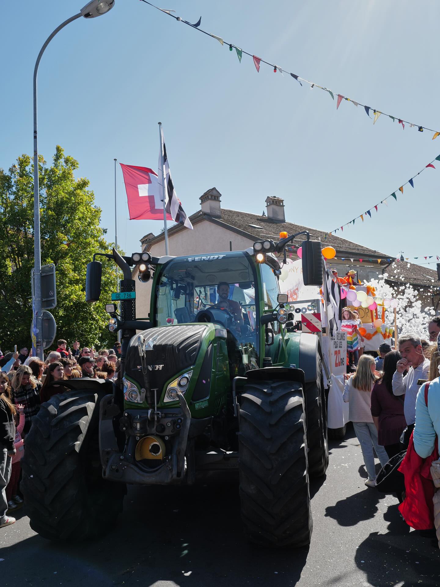 ⚠️ Spoiler Alert ⚠️
Ne ratez pas le cortège du dimanche, il va être E-N-O-R-M-E ! 🥳
Toutes les informations sur notre site internet:
https://www.fetedesvendangesrussin.ch
#fetedevillage #fete #russin #fetedesvendanges #musique #concertlive #vin #danser #aimerlavie #cortege #marche #marcheduterroir #geneve #geneva #campagne #vendanges #terroir #swisswinelovers #swisswine #concert #courdedegustation #produitduterroir #fetedesvendangesrussin #weekend