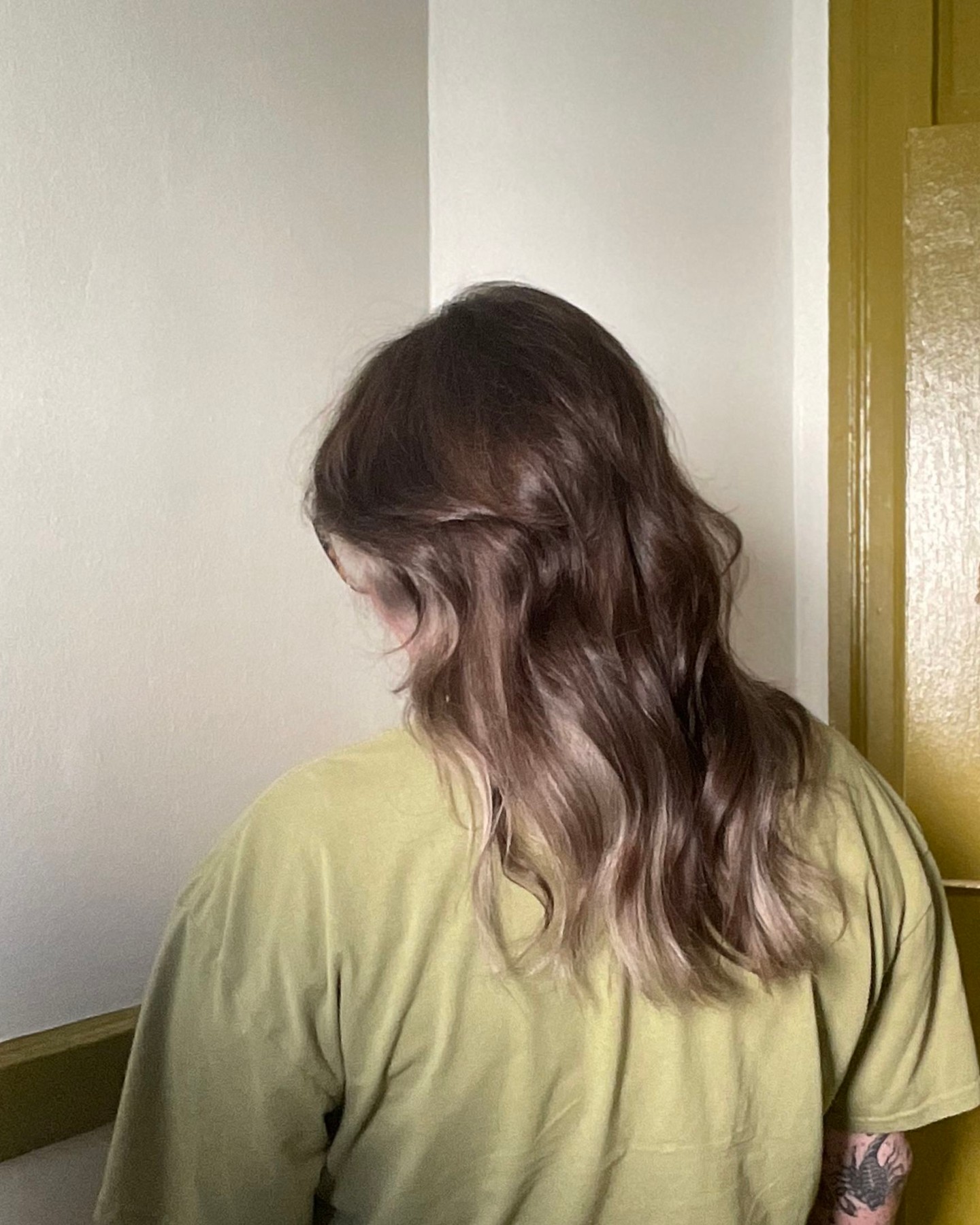 We are obsessed with this 'shroomy' hair that @seesamcut has created. By booking a Face Framing highlighting service, we can create blocks of brightness that can be toned into different hues over time.