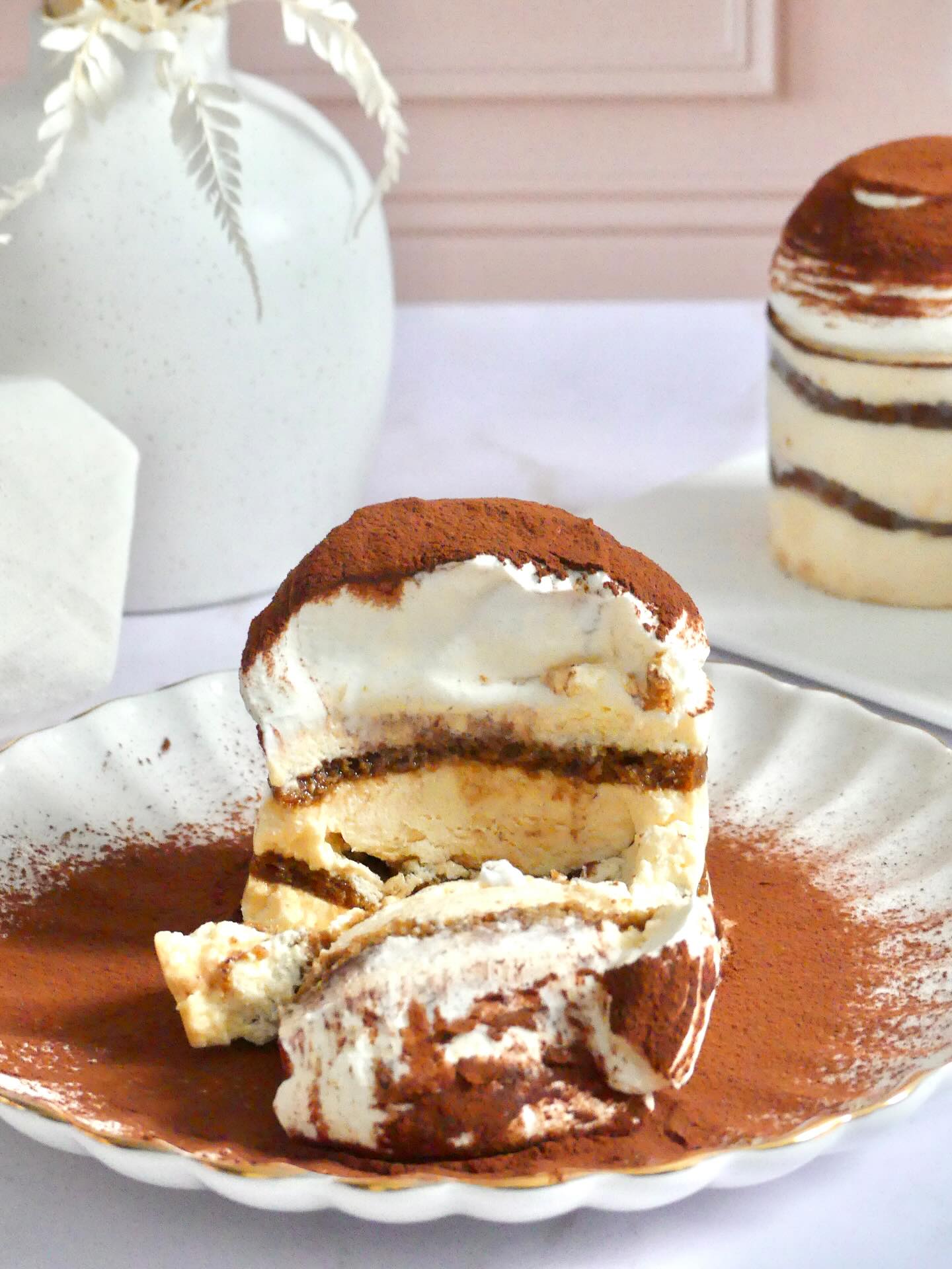 Un grand classique italien qui fait toujours son effet ✨
Biscuits imbibés au café, crème mascarpone légère et onctueuse à la pâte à bombe, une pluie de cacao pour finir…
Un équilibre parfait entre intensité et douceur à retrouver chez @saki_creation 🌸
~
Avec les fonds photos de @fondphoto.pastryandtravel 💫
~
#tiramisu #patisserie #pastry #tiramisucake #gourmandise #pastrylove