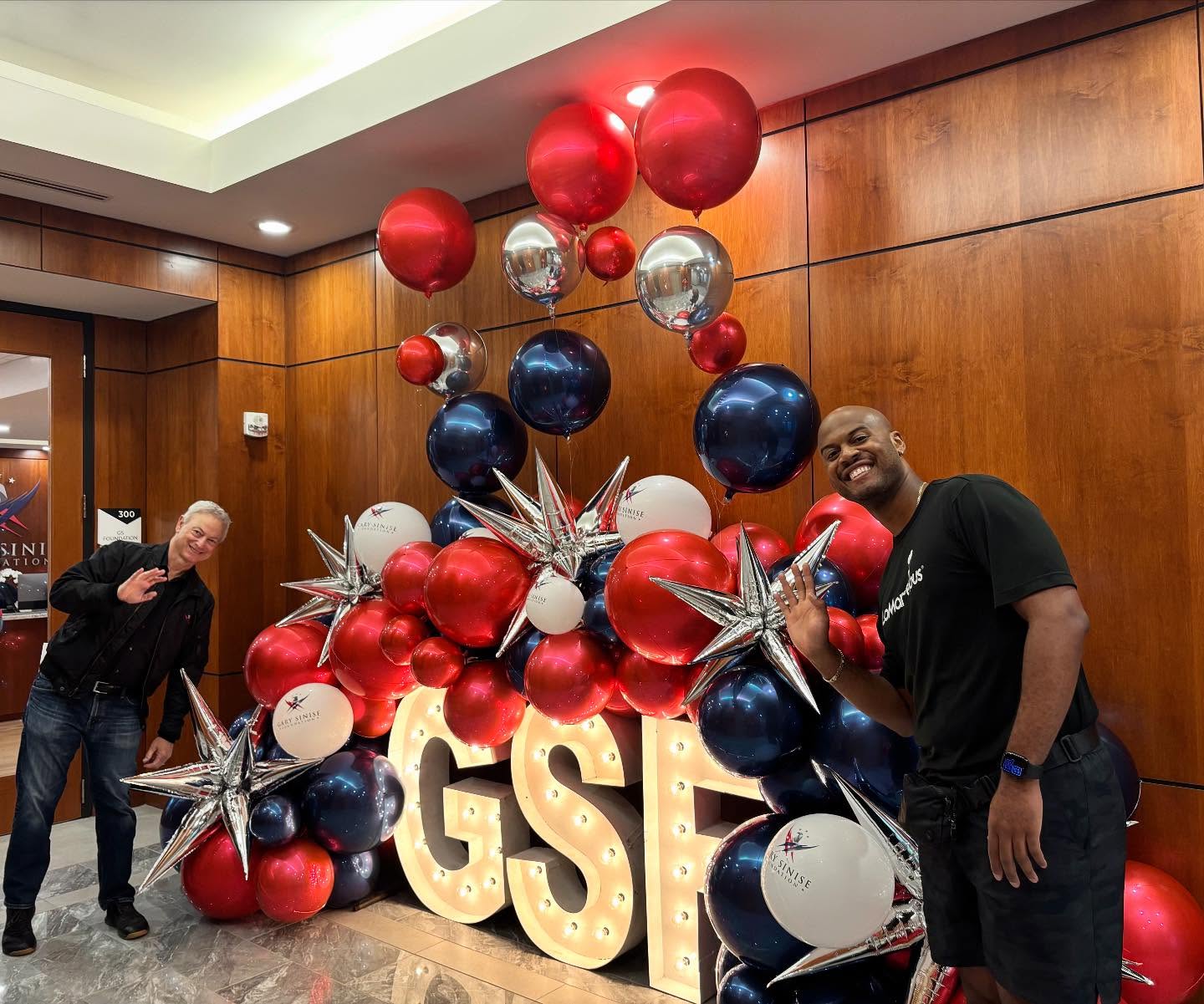 Always a pleasure working with @garysinisefoundation to aid their work in helping and celebrating our Veterans. Hey there Lt. Dan! @garysiniseofficial
Marquee Letters: @alphalitnashville
.
.
.
#LaMarvelousWasHere #LaMarvelousBalloons #Nashvilleevents #NashvilleBalloons #NashvilleBalloonArt #NashvillleBusiness #Celebrate #Partyidea #party #balloongarland #balloonbouquet #ballooncolumn #balloonarch #inspiration #event