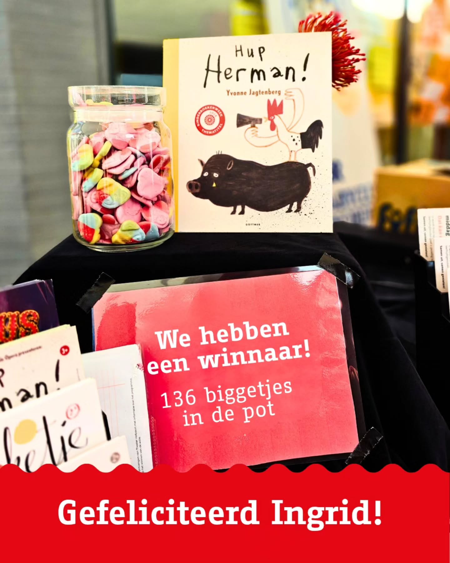 En we hebben een winnaar! ??
Bedankt allemaal voor het meedoen aan deze winactie tijdens de Open Monumentendag. In de pot zaten maar liefst 136 biggetjes! Zoveel mensen hebben meegedaan met raden, maar Ingrid Beenen zat er het dichtst bij met haar antwoord en heeft vandaag de prijs in ontvangst genomen.
Gefeliciteerd Ingrid! En tot snel bij Hup Herman!?
#Winnaar #Actie #Gefeliciteerd #TheaterHofpoort