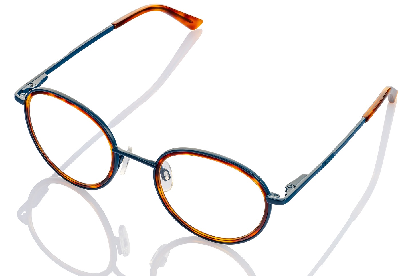 Trendy&Timeless🔥
The MEXX style 5967 is made for trendy teenage boys who value style and comfort. The casual panto shape combined with fine stainless steel and an inner acetate rim looks modern and authentic.
Ideal for an urban look with personality.