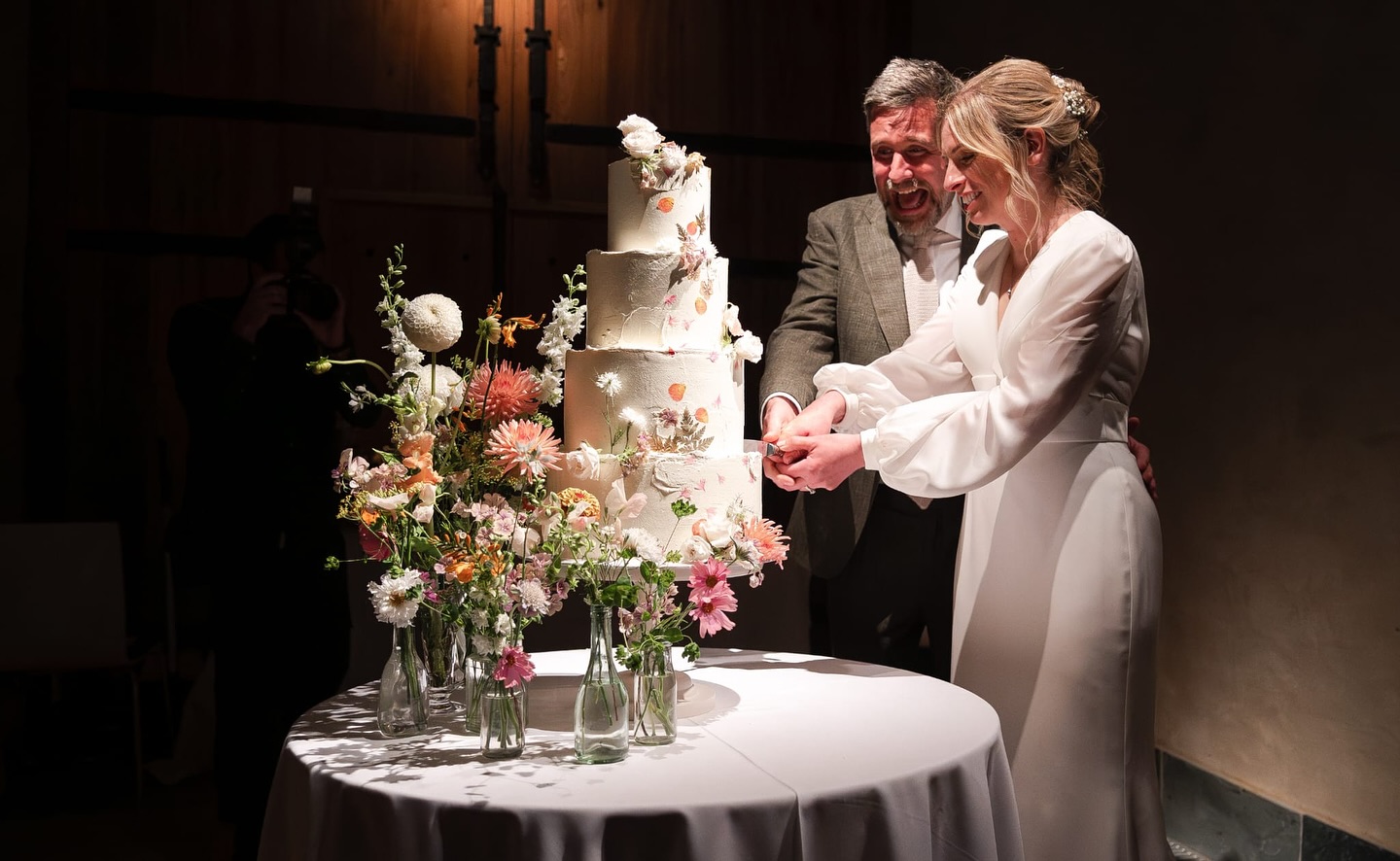 Sarah and Tom’s cake was four tiers of buttercream with fresh blooms adorning the cake itself and plenty more arranged in pretty votives all around.
Dressing the cake table is always such a special part of my job – those finishing touches make all the difference.
@thegreatbarndevon
@mrgrwphotography
@marta.matson
@hairbyhannahuk
@justineolvermua
@fanfareceremonies
@sarahmgibbo
@tomritchie77
@joeblatherwickphotography
#sweetsatisfactioncakes #weddingcakes #weddingcake #cakedesign #cakedesigner #weddingsindevon #thegreatbarndevon #thegreatbarnwedding #freshflowercake #buttercreamweddingcake #meadowflowercake