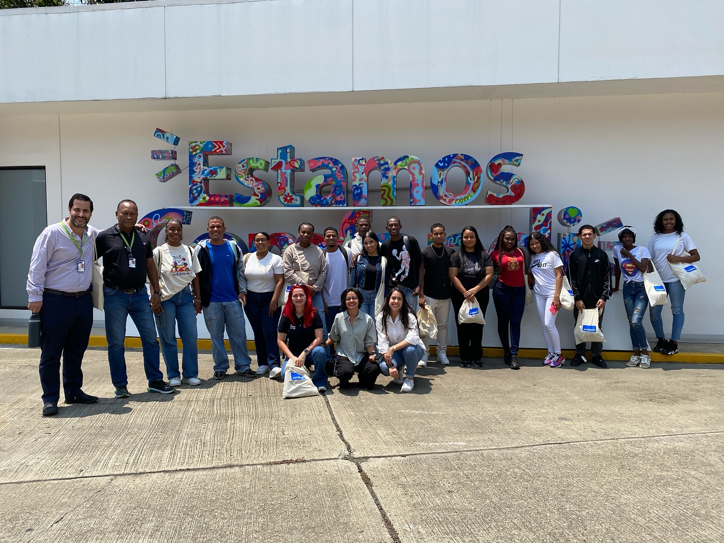 En el marco del eje de Empleabilidad de #CompromisoValle, tuvimos la oportunidad de visitar, junto a un grupo de participantes del programa @rumbo_joven de la @falvaralice , las instalaciones de @comfandi , una organización comprometida con el desarrollo de la región. 🤩
Durante el recorrido, conocimos la historia de @Comfandi, su diversidad de servicios y el impacto positivo que ha generado en el Valle del Cauca a lo largo de más de 60 años. Visitamos Comfandi El Prado, una de sus sedes principales en Cali, donde iniciamos el recorrido por el colegio en compañía del rector, continuamos por las instalaciones de la IPS y finalizamos en la bodega de distribución de medicamentos.
Esta valiosa experiencia fue posible gracias la articulación con @andicolombiaoficial
#TodosSomosCompromisoValle