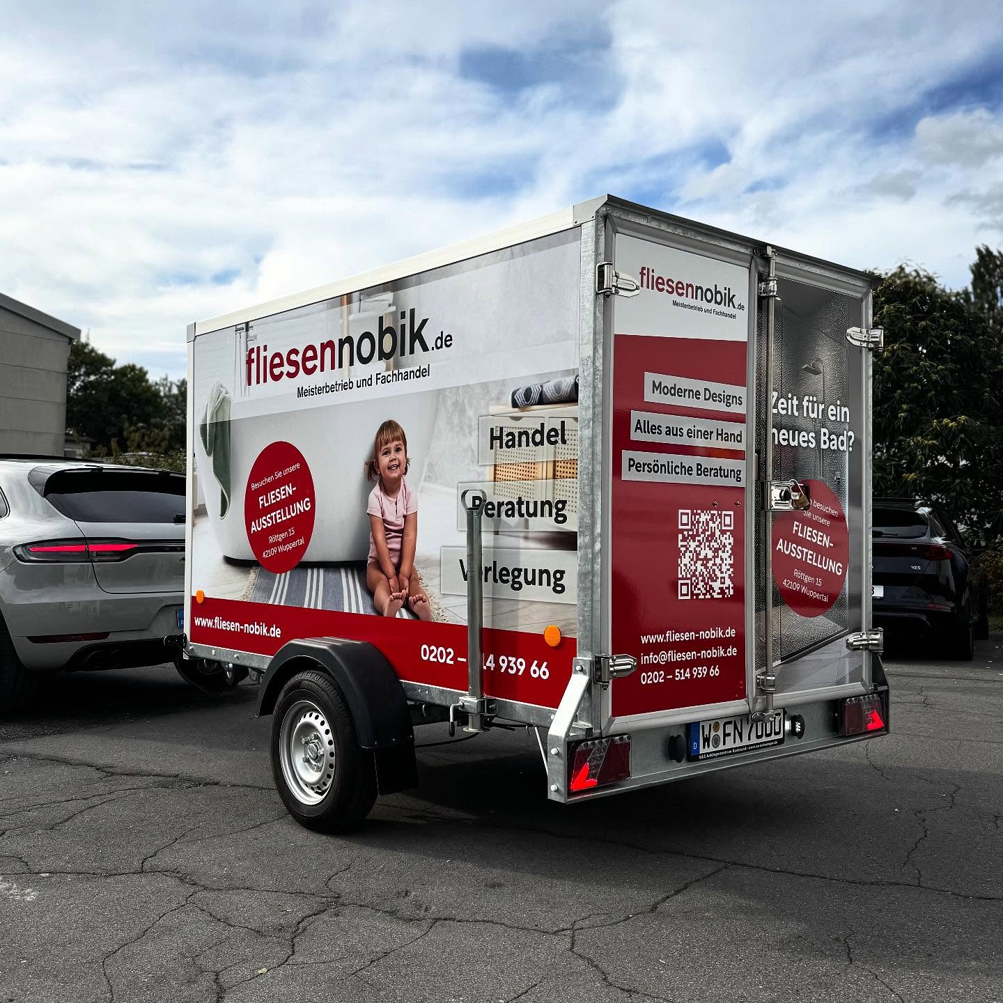 Zwei neue Hingucker für @fliesennobik.de sind on the road! Von der Gestaltung über den Druck bis hin zur Montage – alles aus einer Hand von uns umgesetzt.
Die Anhänger sind echte Eyecatcher und machen schon auf den ersten Blick Lust auf schöne Fliesen – egal ob Handel, Beratung oder Verlegung.
#Werbetechnik #Anhängerwerbung #Fahrzeugwerbung #Außenwerbung #Design #Druck #Montage #Werbungdiebewegt
#Fliesen #Fliesenliebe #Fliesenhandel #Fliesenleger #Bodenfliesen #Wandfliesen #Badfliesen #Küchenfliesen #Innenausbau #Handwerk #Bodenbelag #Raumgestaltung #Wohnideen #Flieseninspiration #Bauhandwerk #Messebau #werbungontour