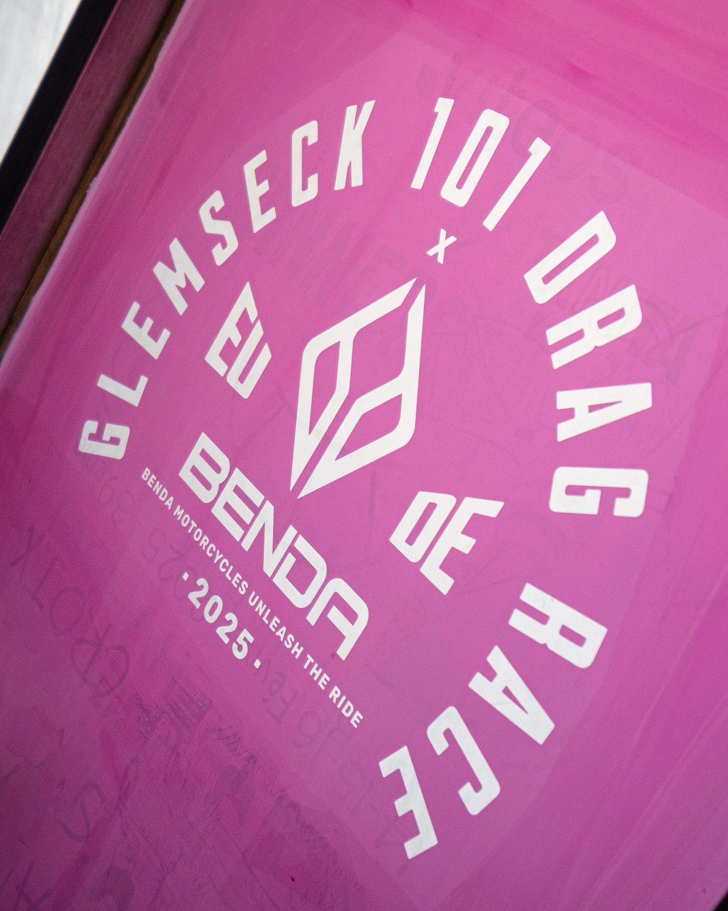 .
|| 1 || Sérigraphie / Screen printing
|| 2 || T-Shirts
|| 3 || Colour 1-2
|| 4 || Discharge ink
Limited edition t-shirt prints for @benda_deutschland
Made with love and presented at @glemseck101
#glemseck101 #custommotorcycle #handmade #discharge #t-shirt