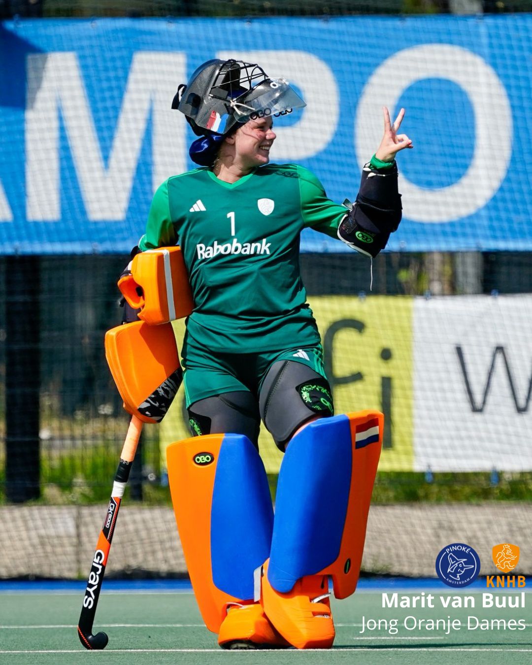 Pinoke in Jong Oranje ?
Afgelopen week werd de selectie van Jong Oranje bekend gemaakt. Beide selecties bereiden zich voor op het WK in december. Die voor de dames zal plaatsen vinden in Santiago, Chili en de heren reizen af naar Tamil Nadu, India.
Wij feliciteren graag de volgende spelers voor het behalen van de trainingsgroep:
- Marit van Buul
- Sam Luttmer
- Florine Rodenburg
- Iwan Roukema
- Ralph Grevenstuk
- Pepijn van der Valk
- Tim Knapper