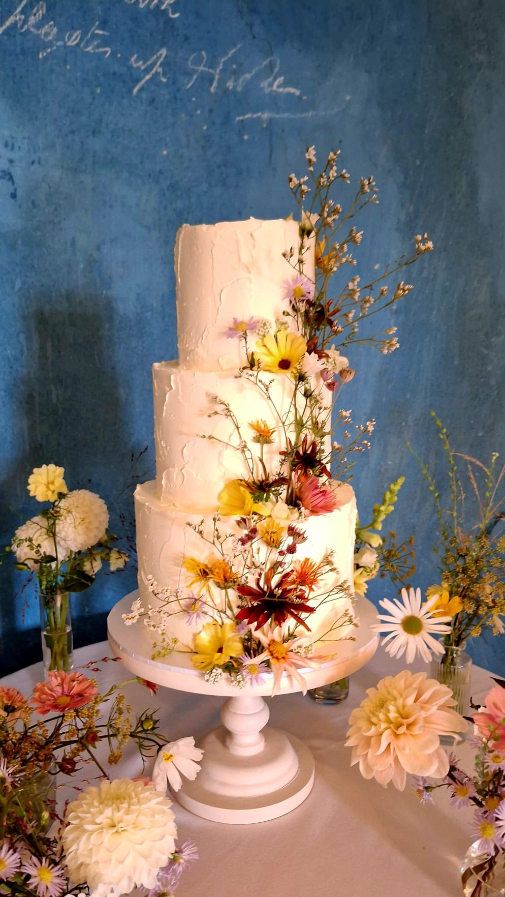 Alice and Tom’s cake was such a happy one to make – three tiers covered in the most joyful mix of wildflowers. Colourful, relaxed and a full of beauty, just like the rest of their wedding day.
@pyneshouse
@elisabethshellevents
@pickleshack
@lunaweddingsanna
#sweetsatisfactioncakes #weddingcakes #weddingcake #cakedesign #cakedesigner #weddingsindevon #pyneshouse #pyneshouseweddings #luxurycakedesign #freshflowerweddingcake