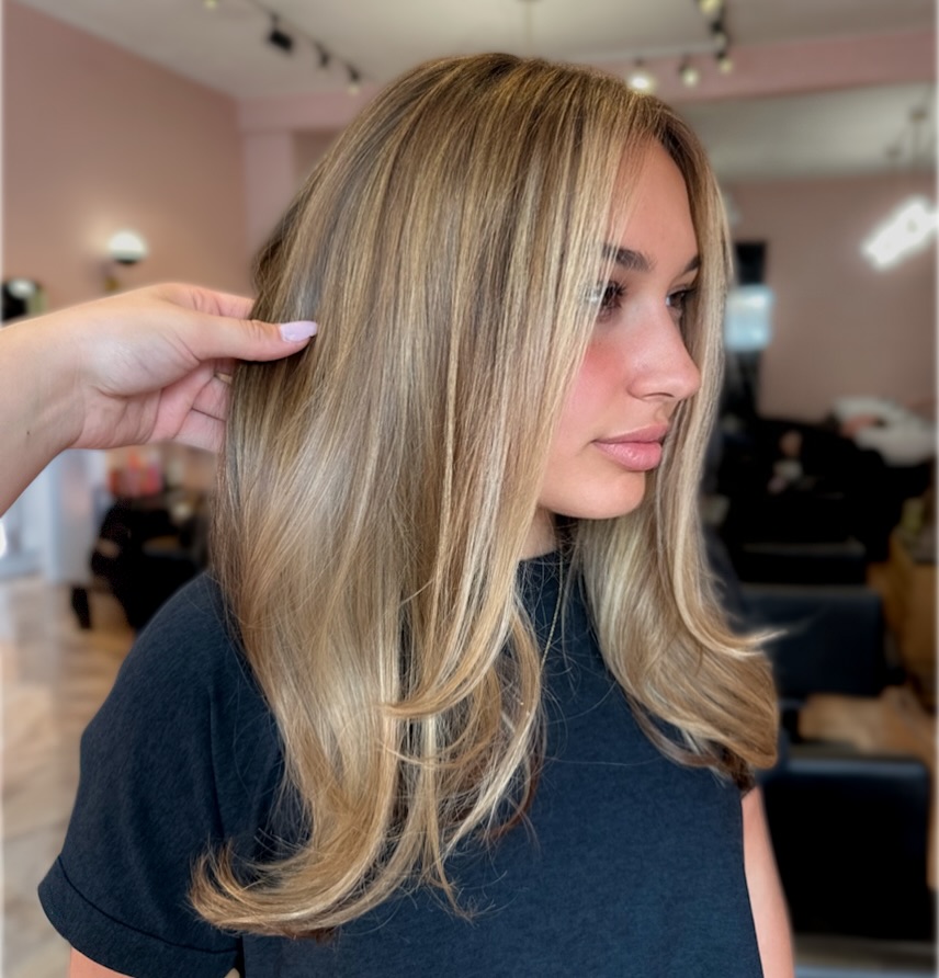 The It Girl
Paint + Cut by Ava
📍Mount Kisco’s go-to for luxury hair transformations
Book a consultation Now
☎️ 914.218.8833 / Link in Bio ✨
#Balayage #coloroftheday #Colormelt #babylights #Highlights #livedinhair #platinum #HairofiG #hairtrends #westchesterhairstylist #nyextensionspecailist #nyhaircolorist #blondehighlights #style #blonde
#picoftheday #luxuryhair #westchesterhair #haircoloring #brunette #copperhair #bestblonde #redken #blondhair #pulpriot #healthyhair #hairgoals #beforeandafter #keune