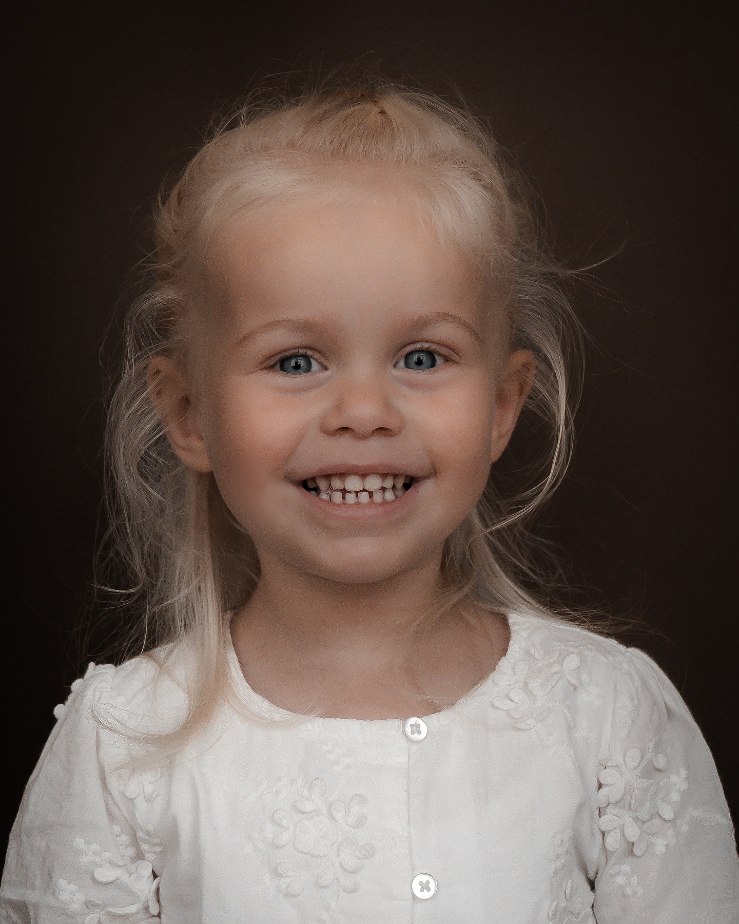 kinderportret • Unieke persoonlijkheidjes. 🤎 Teder, puur, ondeugend, dromerig, eigenwijs en zó eigen. Ieder kindje is uniek en ik leg jouw mini met heel veel liefde en passie vast op beeld. Wil je graag meer informatie over het vast laten leggen van jouw mini(‘s)? Stuur me dan gerust een berichtje. 🫶🏼
.
.
.
#familieshoot #familiefotograaf #familiefotografie #gezinsfotografie #gezinsfotograaf #gezinsshoot #kinderfotografie #newbornshoot #kinderfotograaf #fotograafwestbrabant #fotograafoosterhout #portretfotografie #zwangerschapsshoot #newborn #familiefoto #newbornfotografie #newbornfotograaf #babyshoot #fotograafgezocht #zwangerschapsfotografie