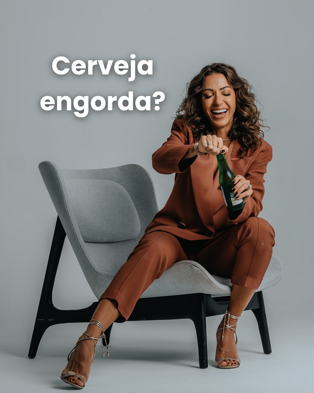 SEXTOU com S de SEJA SÁBIO!
A gente sabe que você gosta de uma cervejinha, e que, a depender do seu “momento” do estágio de mudança, cortar tudo de uma vez é uma baita ilusão.
Normalmente você abre a primeira cerveja e pensa: JÁ QUE agora vou beber, então deixa pra segunda que eu retomo a dieta.
Ou então pensa: já que não consigo ficar sem beber, vou encher logo a cara! 🤣
Sabendo disse, te trouxe algumas dicas pra você conseguir curtir seu final de semana, com uma cervejinha (no diminutivo pq são poucas) sem precisar acabar com tudo que construiu durante a semana!
Não vem com essa de jogar tudo pro alto e catar só na segunda não.. todo esforço conta E VALE A PENA!