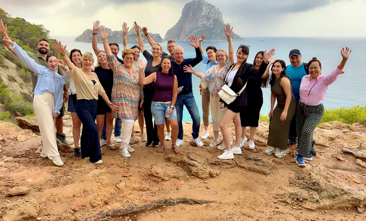 De 100% Ibiza eilandtour! ?️ 
Samen met een gids hebben we een tour gemaakt over het eiland. We hebben prachtige plekken gezien & hier en daar regen. Gelukkig zien we er allemaal goed uit in een vuilniszak ? 
Het is nu al een reis om nooit meer te vergeten!