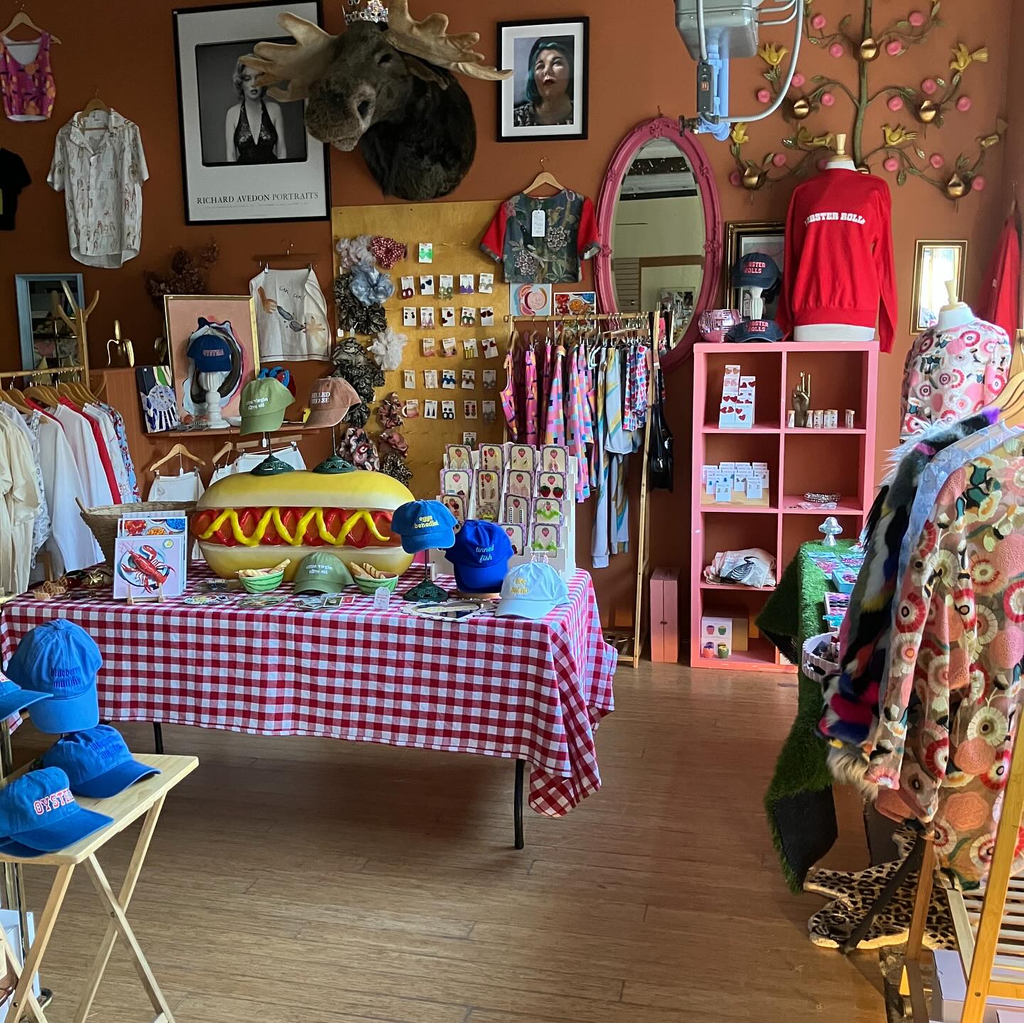 Not going to lie it’s a yummy view
@5mainstreet
#foodcandles #funclothes #smallbatch #bigearrings #baseballhat #maineshop #maine #mainecoast #kitsch