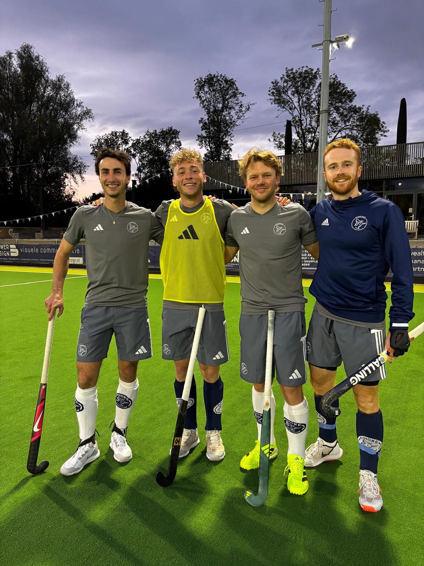 Oproep: Taalmaatje gezocht voor vier Heren 1 Internationals
Onze Heren 1 Internationals – Jacob Draper, Jack Waller, Thies Prinz en Teo Hinrichs – hebben aangegeven dat ze hun Nederlands graag willen verbeteren.
? Wanneer? Elke vrijdag van 16:30 tot 17:30, voorafgaand aan de training.
? Wie zoeken we? Iemand met bij voorkeur een achtergrond in Nederlands basisonderwijs, die taal op een praktische manier kan overbrengen. En het is natuurlijk heel fijn als je alle hockeytermen goed kent.
Heb jij zin om samen met onze internationals aan de slag te gaan?
Mail dan naar: managerheren1@pinoke.nl