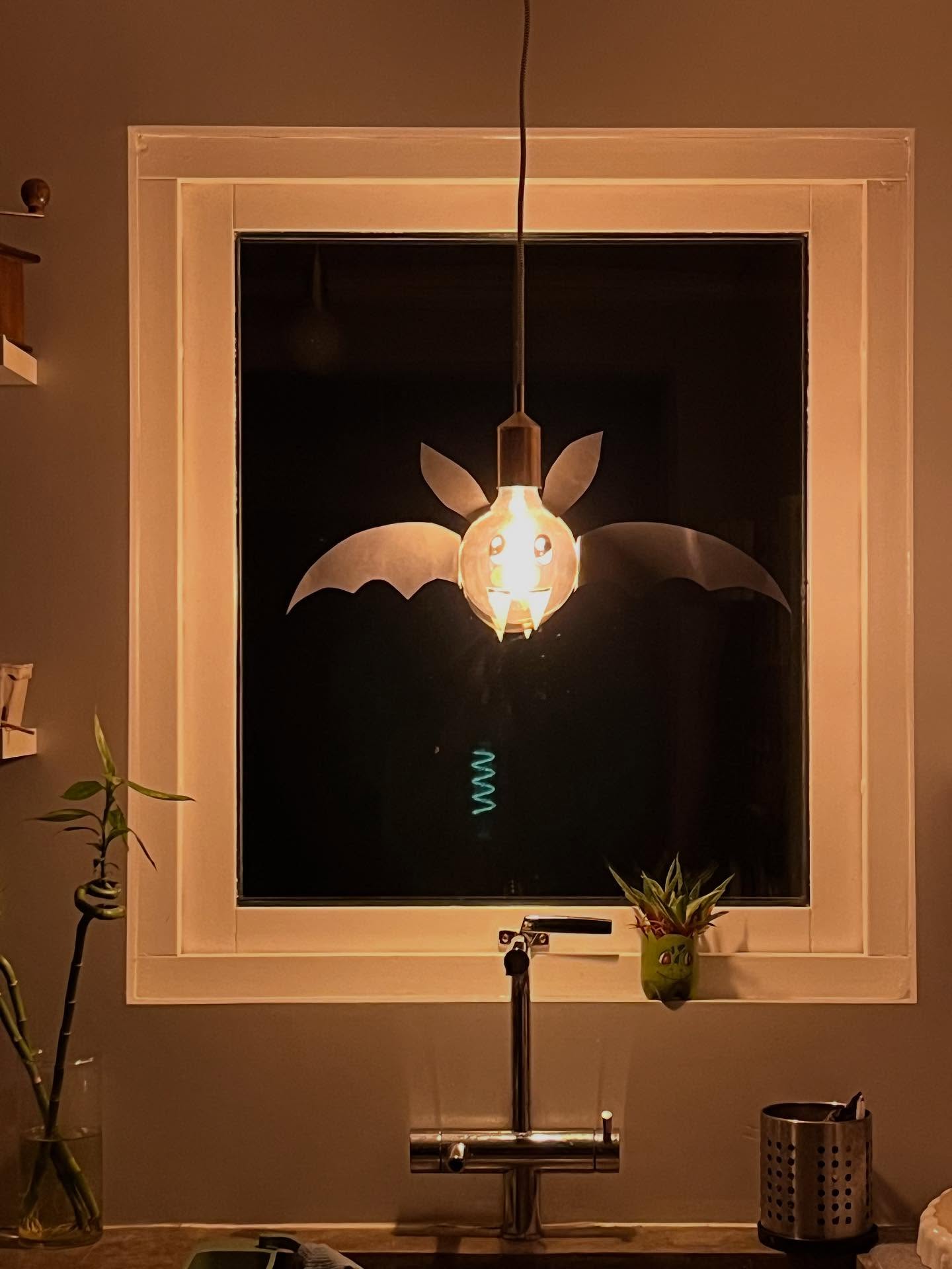 The Light-Up Bat 🦇💡
At home, our round light bulbs were just waiting for Halloween to dress up… and ta-da, they turned into bats!
A super quick DIY that needs almost nothing but makes a spooky-cute effect✨
Materials:
- Black paper
- White paper
- Black felt pen
- Patafix
- Scissors
Step-by-step:
1. Cut 2 wings and 2 ears out of black paper.
2. Draw and cut out two eyes on white paper and cut out 2 tiny triangles for ears.
3. Stick everything onto the bulb with patafix… and your lamp is now a glowing bat!
Sometimes few cuts with scissors are enough to bring a Halloween vibe into the house.
—
La chauve-souris lumineuse 🦇💡
À la maison, nos jolies ampoules rondes n’attendaient qu’Halloween pour se déguiser… et hop, elles se sont transformées en chauves-souris !
Un DIY express qui demande trois fois rien et qui fait son petit effet ✨.
Matériel :
- Papier noir
- Papier blanc
- Feutre noir
- Patafix
- Ciseaux
Réalisation :
1. Découpe 2 ailes et 2 oreilles dans le papier noir.
2. Dessine et découpe deux yeux sur du papier blanc puis découpe 2 petits triangles pour les dents.
3. Fixe le tout avec de la patafix sur l’ampoule… et voilà, une lampe qui prend des airs halloweenesques !
Comme quoi, quelques coups de ciseaux suffisent pour transformer la maison en repaire de créatures d’Halloween.
—
#defidesmainscreatives #halloweenhomedecor #halloweenpyssel #batcraft #pysseltips #pysslatilldesmå #pysselinspo #halloweencrafts #funplayideas