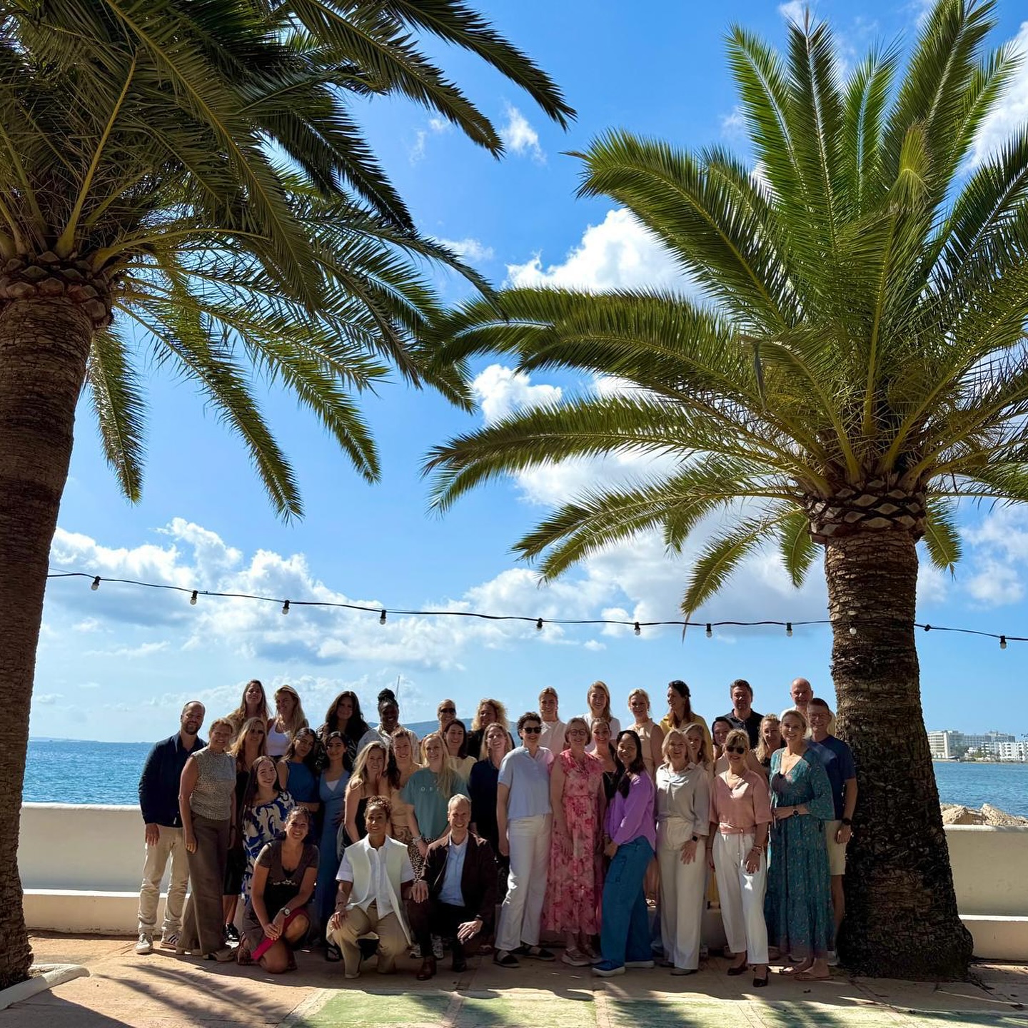 Afgelopen week waren wij op Ibiza voor alweer de 20e (!!!) studiereis van Smiles. Wat hebben we genoten en gelachen met elkaar ?
We willen graag de cursisten, de sprekers en de sponsoren bedanken voor een fantastische week! ?