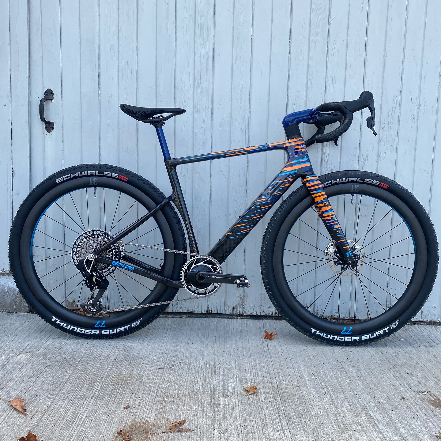 Behold this absolute beauty of a @3tbike Extrema Italia custom build that was just completed for our good friend Juan! After spending a few years on a 3T Exploro RaceMax it was time for something new and more capable and the Extrema checked all the boxes. We started out with a raw carbon RTP frameset and sent it over to @blackmagicpaint for a paint job that really allowed the beauty of the carbon construction to shine through while still giving the bike a blast of fun colors. We can’t emphasize how well the paint job compliments the amazing 3T carbon weaving underneath. Juan & Black Magic did a heck of a job choosing that paint job. Juan’s big goals on this bike for 2026 already include @therifticeland and @core4.bike 100+ miler. We know this bike will easily handle anything those events throw at him! Check below for some brief build specs and stay tuned for more news about Juan and his future exploits on this bike!
.
Wheels - 3T Discus LTD 40/45 Carbon Ti Hubs
Cockpit - 3T Carbon
Saddle - S Works Power Evo w/ Mirror
Drive - SRAM Red/XX1 42 X 10-52
BB - @ceramicspeed
Tires - @schwalbetires Thunder Burt 29 X 2.1 Super Ground
.
#sugarbottombikes #blackmagicpaint #3textremaitalia #3textrema #bikeiowa