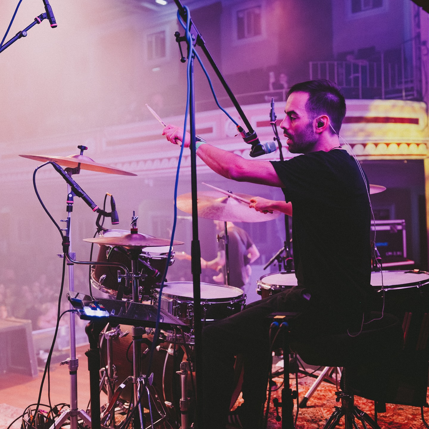 So @o2cityhallnewcastle a couple weeks ago was fun 🥁
📸 @shotbyjsr
@cosmicears #drumsdrumsdrums #vf15 #drummer #drummergram #remodrumheads #sessiondrummer #londonmusician #livemusic #londonmusic #drummerinlondon #drum #drums #drumkit #drumset #instadrums #soundsfrommyattic #drumminglife #remoterecording #remotedrumtracks #remotedrumrecording #livedrummer