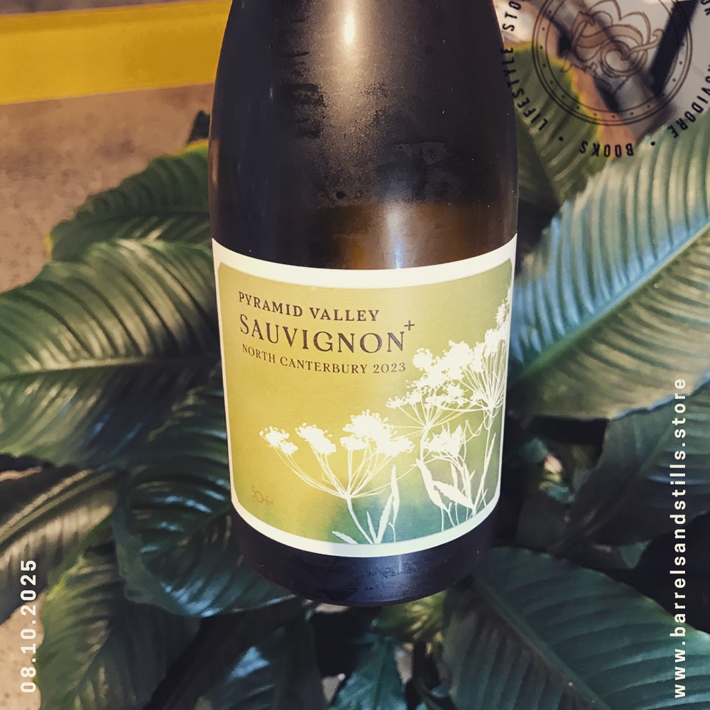 This Sauvignon Blanc breaks all the rules (in the best way). Whole bunch pressed, fermented in concrete tulips + old barrels. 8% skin contact and natural malo softens that classic Savvy bite while keeping all the energy you want.
The result? Pulpy, layered, mouth-watering tension that flips the script on what you expect from NZ Sauvignon Blanc.
This is NOT your typical crowd-pleaser—it's so much better! Don't miss this one. ❤️
#barrelsandstillshawthorne #sauvignonblanc #newzealandwine #4171 #localwinestore #hawthornewinestore #winelovers🍷❤️ #smallbusinesslove #notsupportedbypokies