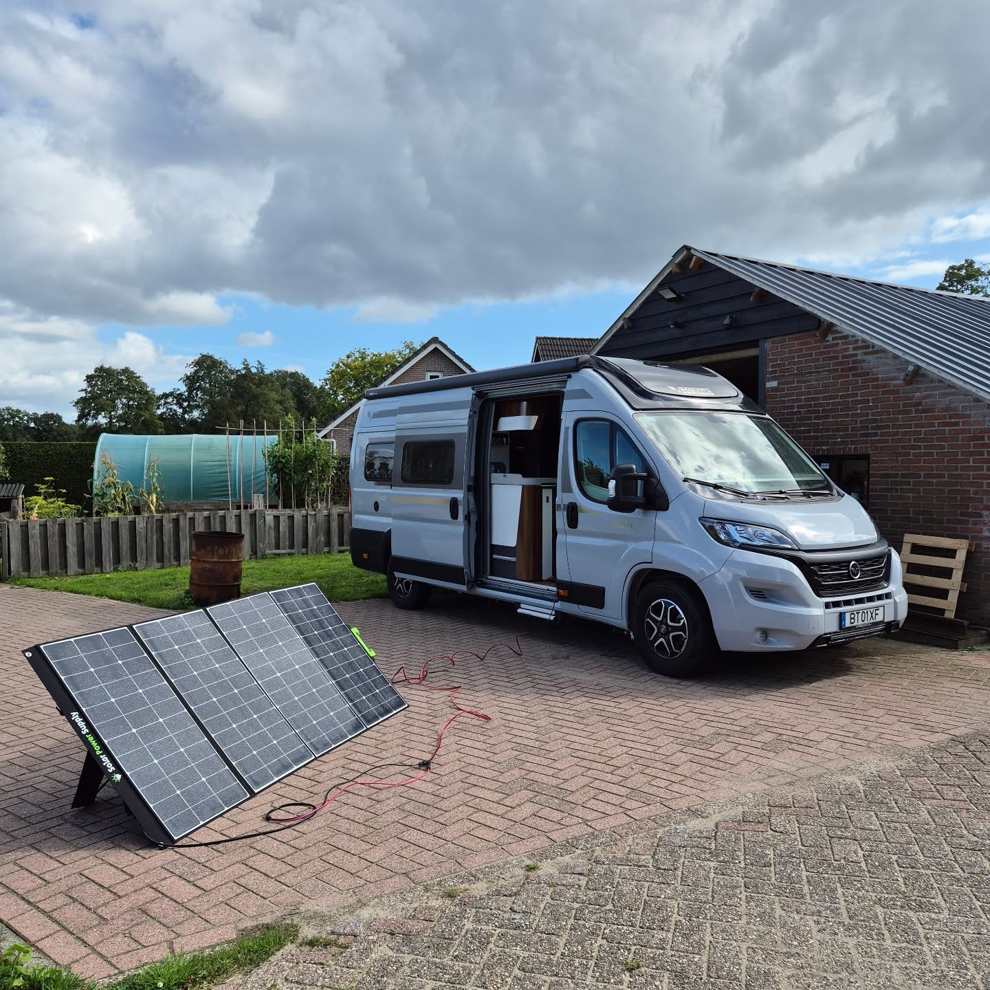 Deel 2/2, Deze prachtige mobilvetta camper van 2024 is klaar voor volledig off grid avontuur.
Met 300Wp extra solar op het dak, en 400wp met dit mobiele zonnepaneel hoeft de camper nooit meer aan de stekker.
De gaspit hebben we vervangen door een inductie kookplaat, en met een 3Kw multiplus omvormer onder de bank is er meer dan genoeg stroomvoorziening om eindeloos te koken
#campervan #camperlife #Victron #Liontron #camperreizen #offgrid #elektriciteit #zonnepanelen #campertechniek #StroomInJeCamper.nl