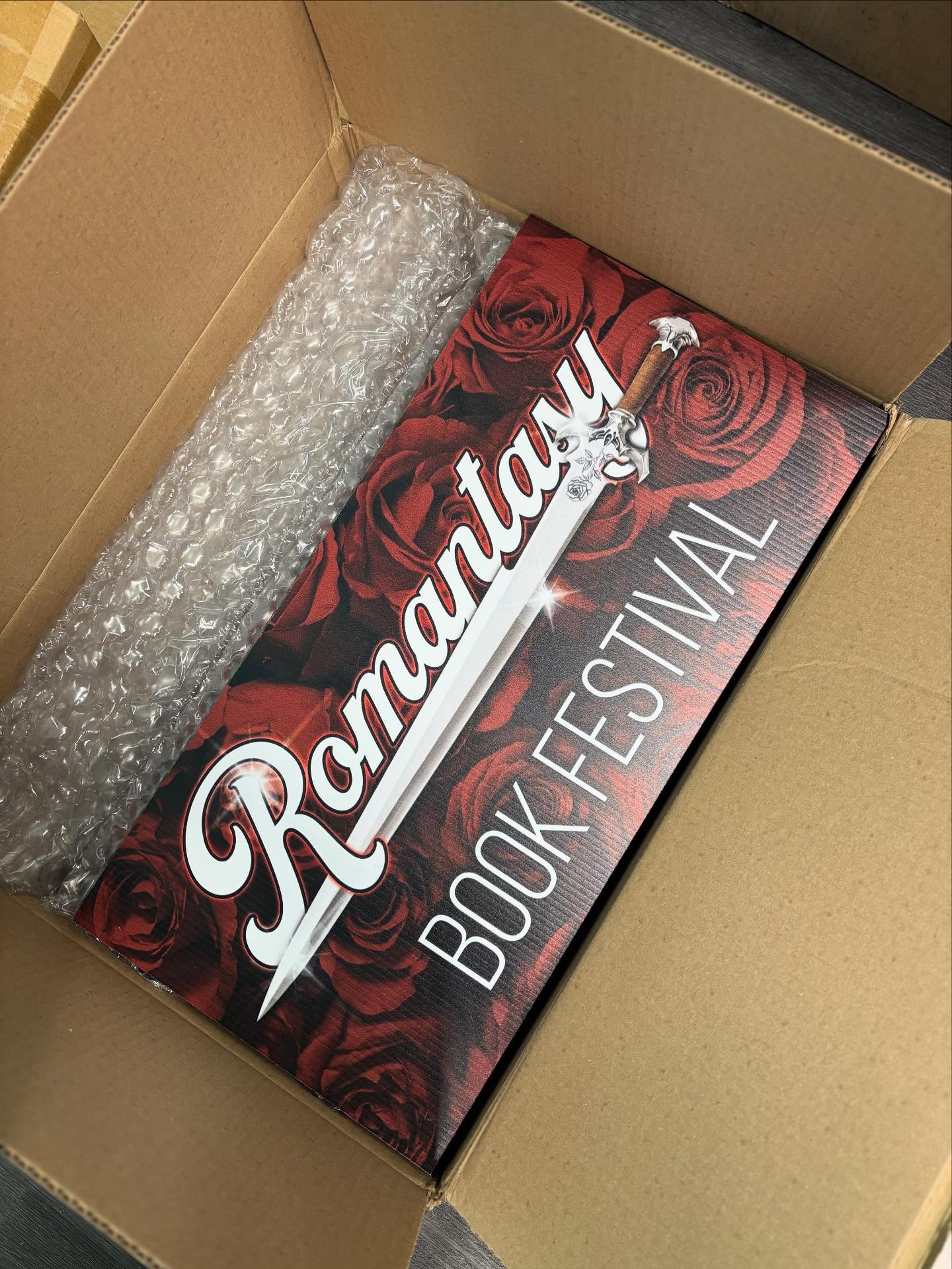 Signage and supplies are slowly rolling in
🌹 🗡️
#ritv26 #romantasyinthevalley #bookish #bookishsigns #booksbooksbooks #booksigning #bookconvention