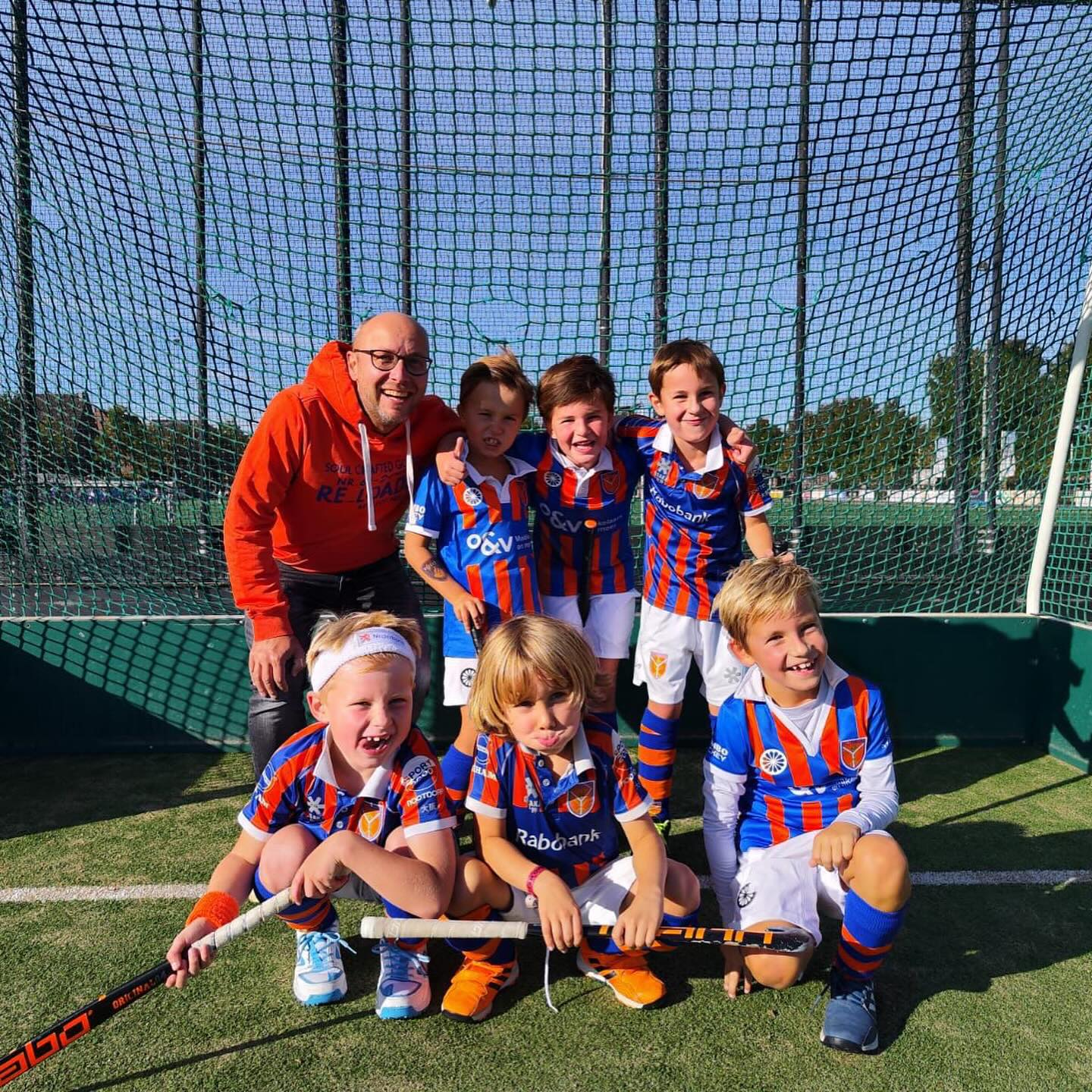 We noemen ze (nog) geen kampioenen… ? De eerste serie van 5 wedstrijden zit erop voor onze stoere J08! Met veel enthousiasme, teamspirit en vooral plezier hebben ze samen getraind, gespeeld én gewonnen ??
Van Zoetermeer tot KZ: overal lieten ze zien hoe leuk hockey is als je overspeelt en samenwerkt. Nieuwe teamgenoot erbij, regen en wind getrotseerd, en vooral: héél veel lol gehad ?
Wij als coaches zijn supertrots op Mateo, Jorn, Benjamin, Dex, Luka, Willem, Pieter en Pim! ??
Op naar de volgende serie: met evenveel plezier als de eerste!
#J08 #hockeykids #teamspirit #plezier #overspelen #trots #jeugdhockey #kampioeneninwording