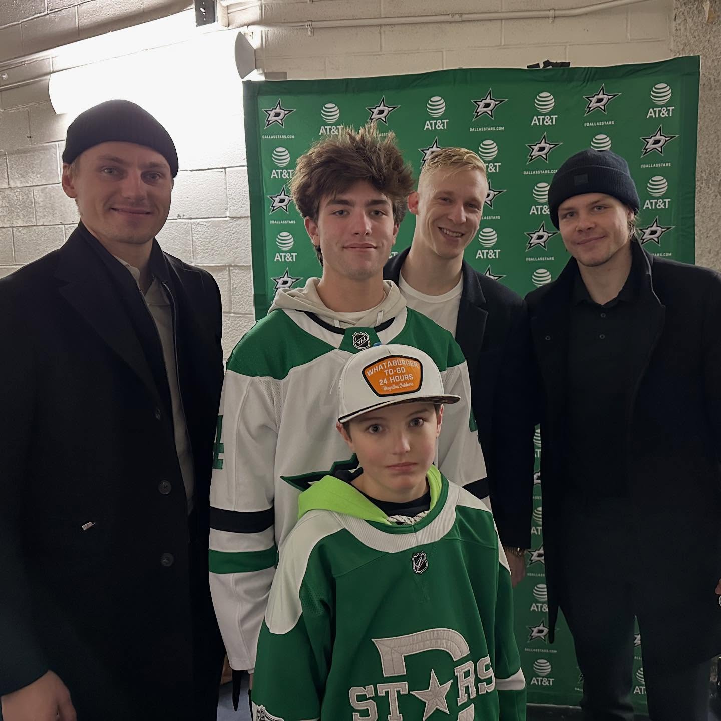 Let’s go @dallasstars …… nothing better!!! @miroheiskanen @essalindell and Hintz…..🇺🇸🇺🇸🇺🇸 with @zanedonahew and #zaxryder