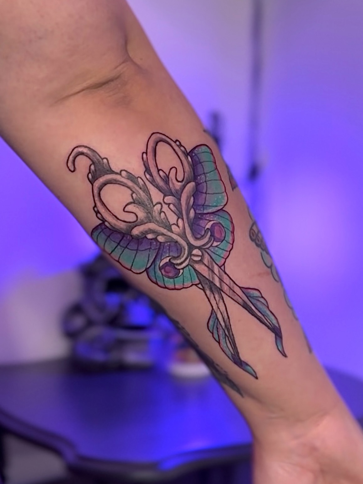 ?? Did this gothic scissors + galaxy vibes lunar moth combo for @enchantedlockssalon - ‘cause every badass stylist needs a rockin’ pair of shears to show off while she’s clippin’ away ✂️??♀️✨
✨ Full creative freedom on this one - whoo whoo!
Let me come up with a custom idea for YOU ??
Message in! ?
? dollar bill sized on back of lower arm
? Book yours at TattooNeonMoon.com
?? Like
? Comment
↗️ Share
? Reshare
?? It helps others discover my art