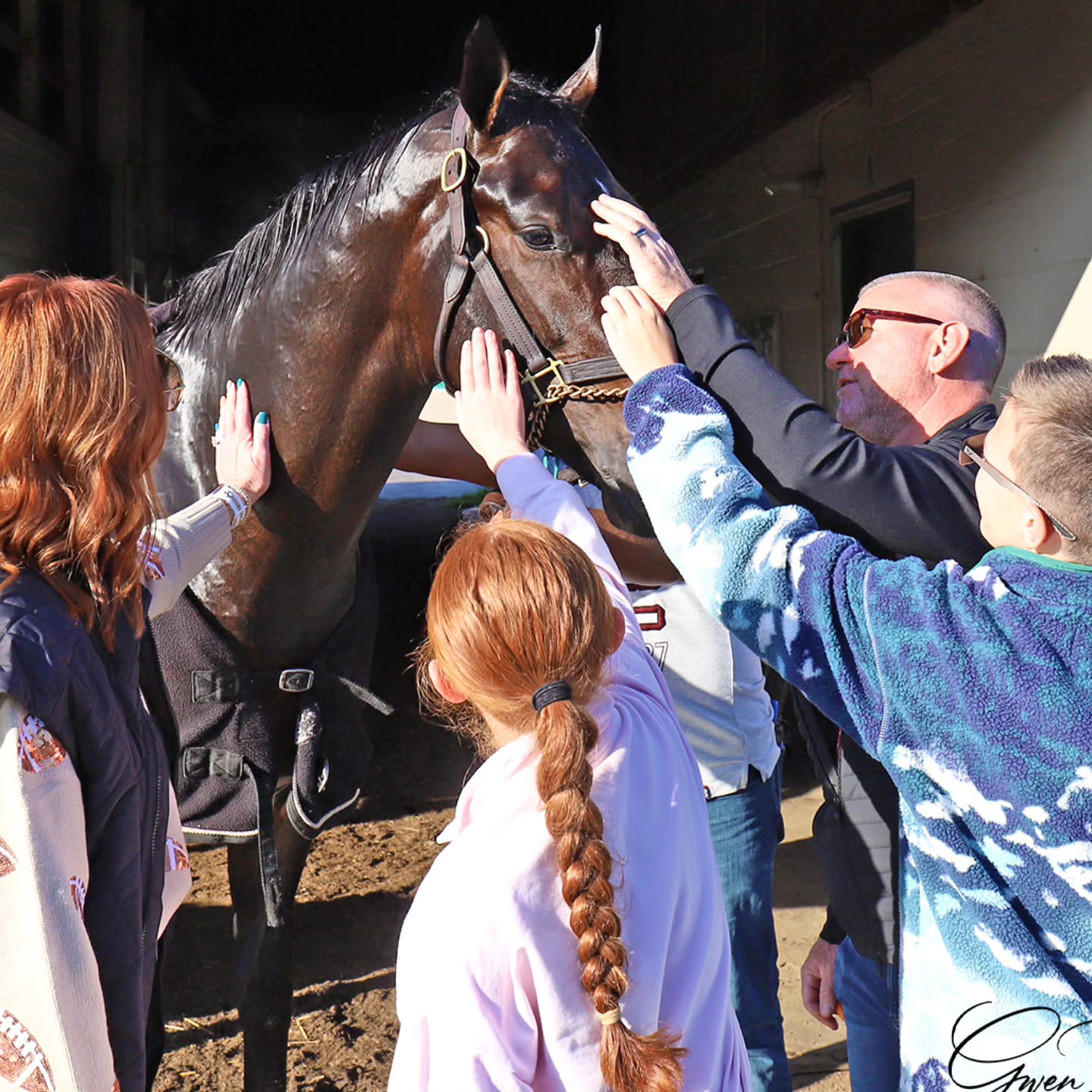 If this doesn't warm your heart, you're made of stone! We're always happy to welcome owners to the barn and this morning we met a great family - new partners with @westpointtbreds - who got to meet their boy, 2yo Connect colt Student Regent. Thanks for stopping by! He seemed very happy to receive the ❤!