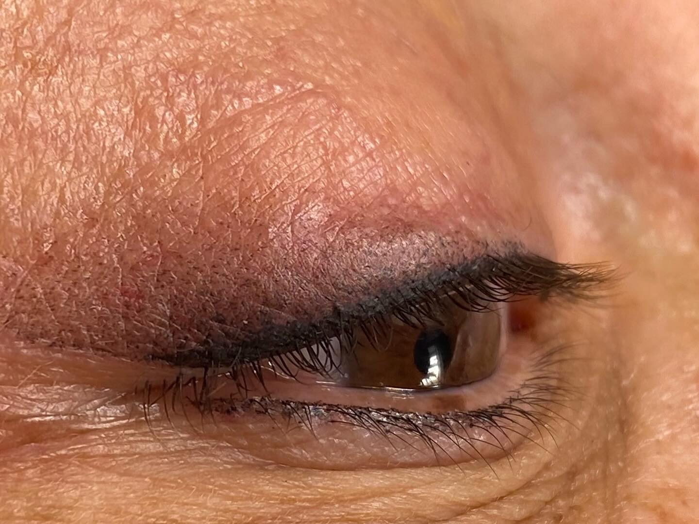 Le maquillage permanent des yeux permet d’intensifier le regard de façon naturelle et élégante, tout en gagnant du temps chaque matin
Fini l’eyeliner qui coule ou les retouches en fin de journée — votre trait reste parfait en toutes circonstances.
👁 Ici : un joli trait fin en ras de cils, idéal pour agrandir le regard tout en gardant un résultat discret et raffiné.
Vous rêvez d’un regard plus intense dès le réveil ?
Contactez-nous pour plus d’infos ou prenez rendez-vous en ligne📆
#maquillagepermanent #eyelinerpermanent #maquillagepermanentyeux #institutdebeaute #regardintense #beauteaufeminin #nicebeaute #rehaussementdecils #dermopigmentation