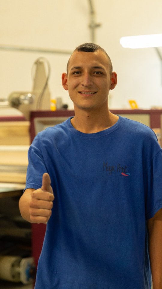 @Bellatela.co , una empresa Compromiso Valle, está comprometida con la estabilidad y el bienestar de sus colaboradores. 🤩
Desde que se articuló al Eje de Empleabilidad, ha abierto sus puertas a más de 20 participantes de diversos programas, brindándoles la oportunidad de acceder a su primer empleo formal. Hoy, muchos de ellos ocupan cargos operativos, comerciales y administrativos, y han transformado sus vidas gracias a esta oportunidad.
Ahora hacen parte de un equipo que no solo cree en su talento, sino que también impulsa su crecimiento personal y profesional.
#TodosSomosCompromisoValle