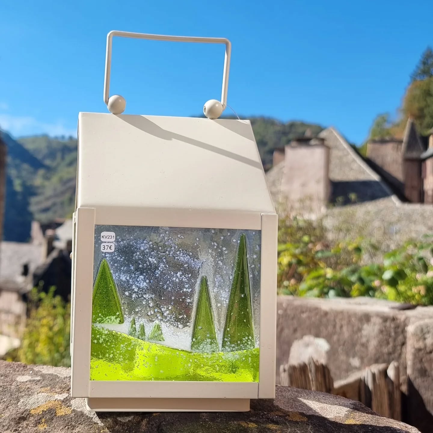 Bringing snow to a very sunny Conques 🌞
Fused glass lantern.