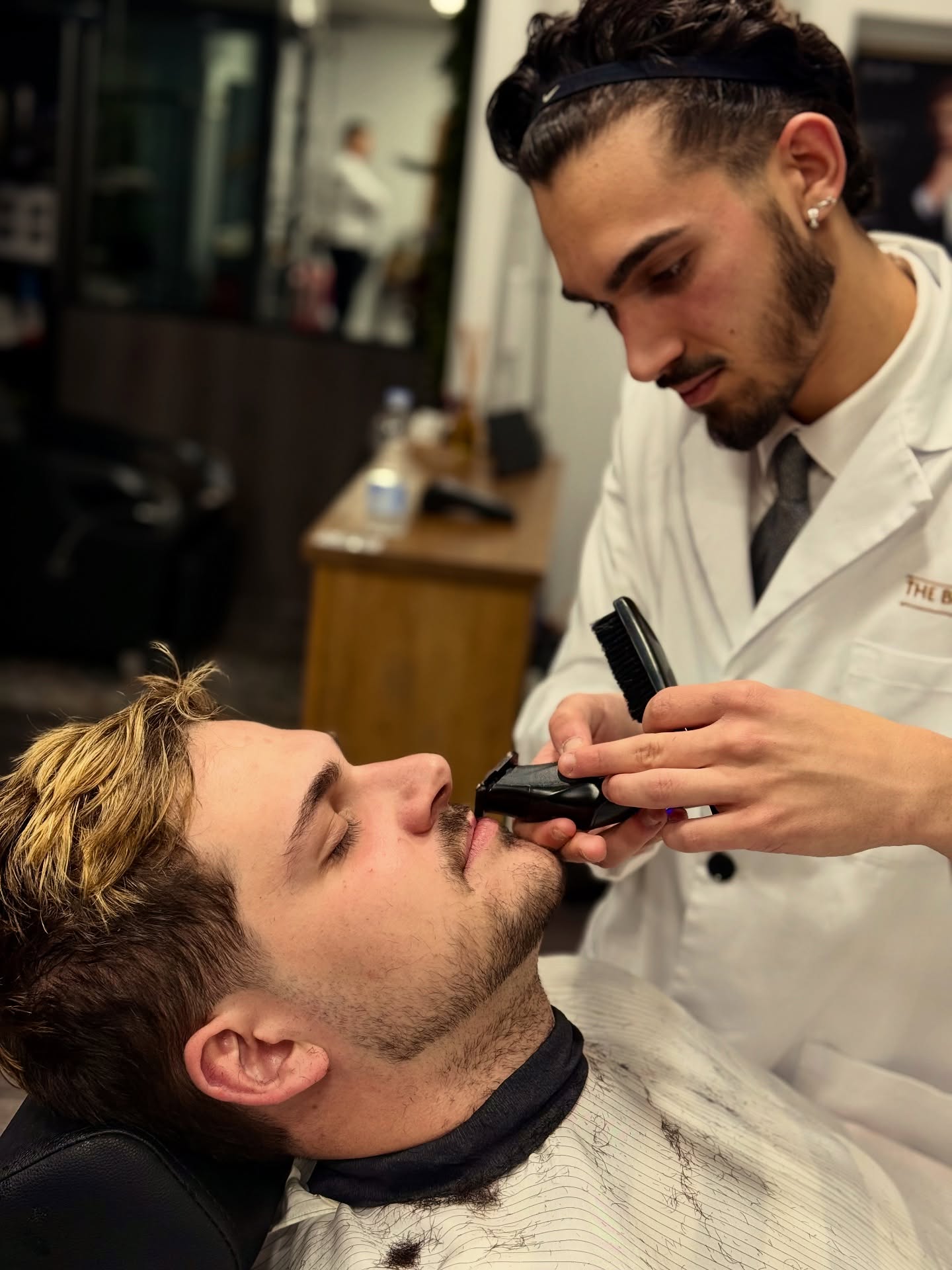 Una barba descuidada es solo pelo. Una barba cuidada es estilo, madurez y confianza. 😎