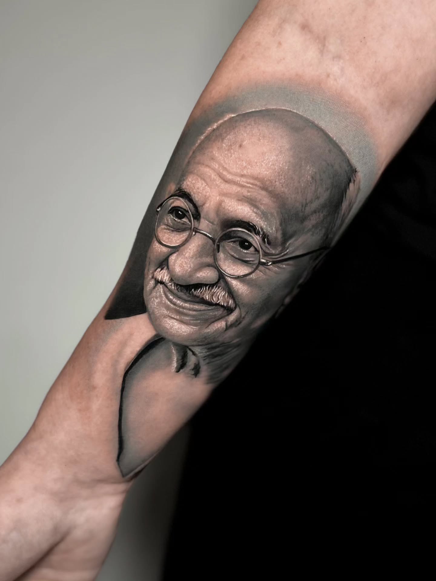 Retrato fenomenal de Mahatma Gandhi feito pelo nosso artista @tiago_de_brito
#tattoo #tattooer #tattooart #tattooink #gandhi #gandhiportrait #gandhitattoo #realism #portrait #realistictattoo #portraittattoo #tattooshop