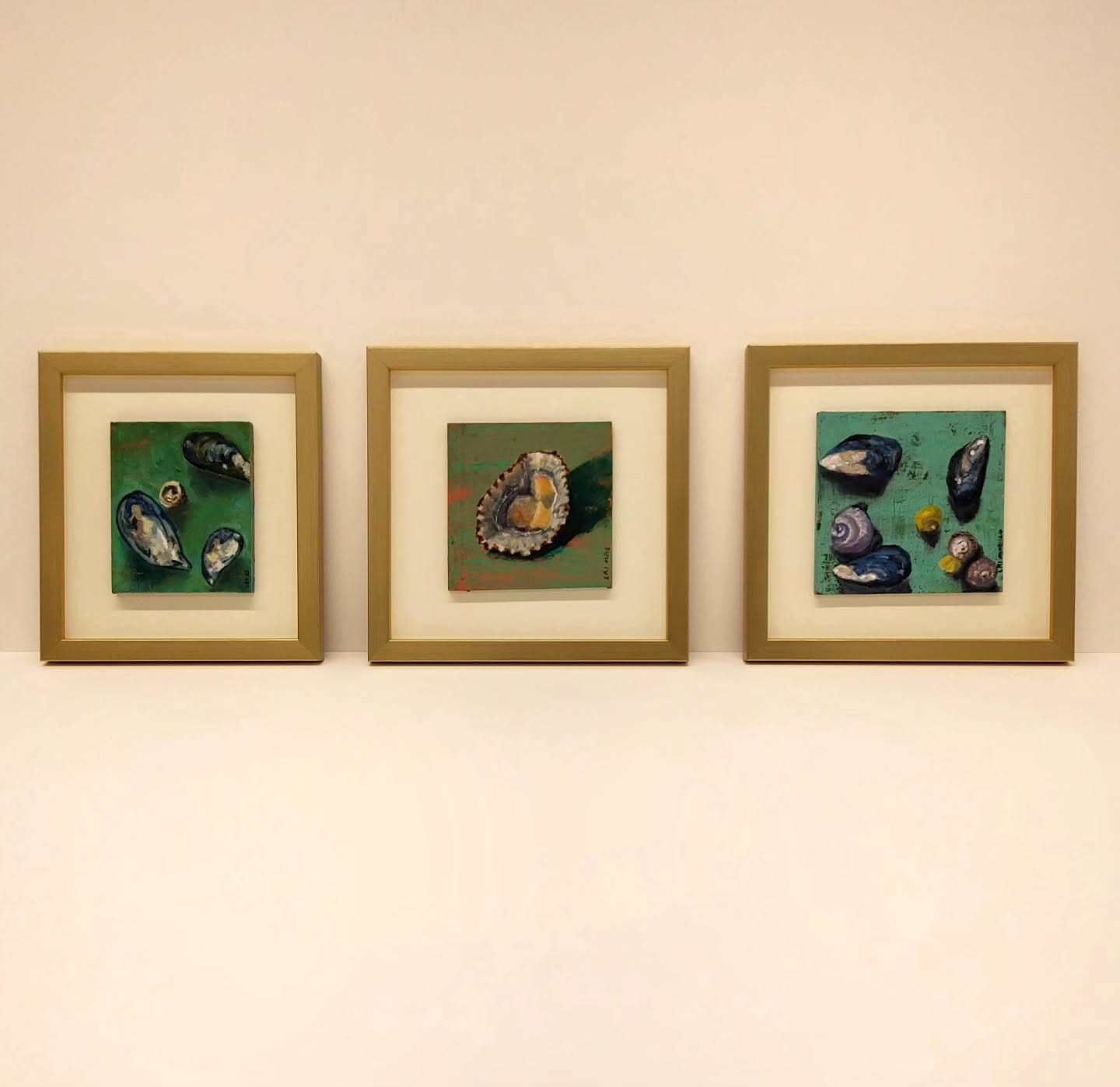 Set of three oyster artworks on board by @lucyheathartist floated in gold frames ??
#jwhiteframing #westlondongallery #westlondonframers #artworkonboard #oysters #oysterpainting #LucyHeath #framedart #originalart