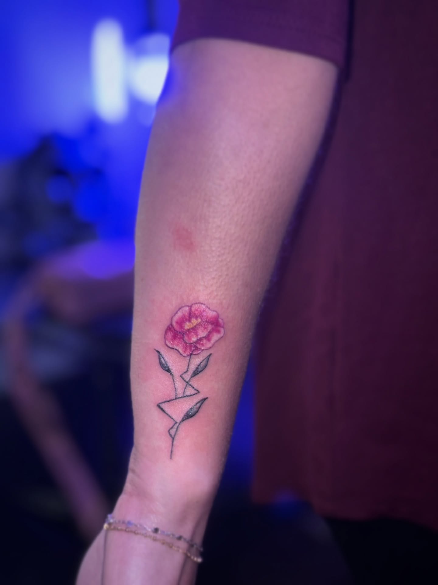 ???Twist on a flower + a heartbeat
Perfect tattoo for a nurse gal ???
? Oreo sized on outer wrist
? Book yours at TattooNeonMoon.com
?? Like
? Comment
↗️ Share
? Reshare
?? It helps others discover my art