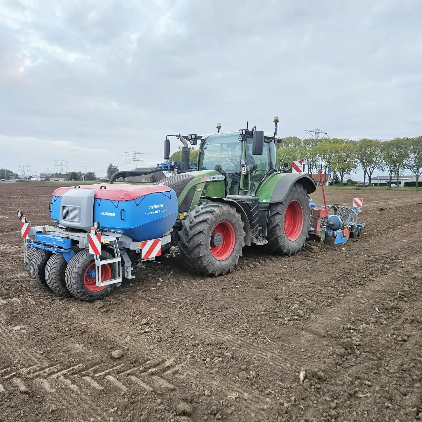Nieuwe ronde🏁
Nu de oogst van 2025 "achter de planken" ligt gaan we gelijk weer door met voorbereidingen voor 2026🔜
We zijn deze week volop aan het wintertarwe zaaien. Door het prachtige weer loopt dat heel voorspoedig en omdat het nog steeds droog is kunnen we dat ook zonder te ploegen doen, gewoon met de woelpoot. We trekken dan een aantal ijzeren woelpoten door de grond zodat die voldoende water kan afvoeren naar diepere lagen🚜〰️⤵️
Dan komt er een machine die de grond fijn maakt en via een schijvenzaaimachine zaaien we de korreltjes in de grond en drukken de grond nog aan✅
Voordeel van deze methode is minder brandstof gebruik en de achtergebleven aardappels blijven bovenop liggen zodat deze komende winter kapot kunnen vriezen. Nadeel is dat ganzen op de resten aardappel (of suikerbieten) kunnen afkomen en dan ook gelijk de tarwe opeten☹️
#hoekschewaardappel
#onzeboerderij
#wintertarwe
#oogst2026
#trostopdeboer
#farmlife