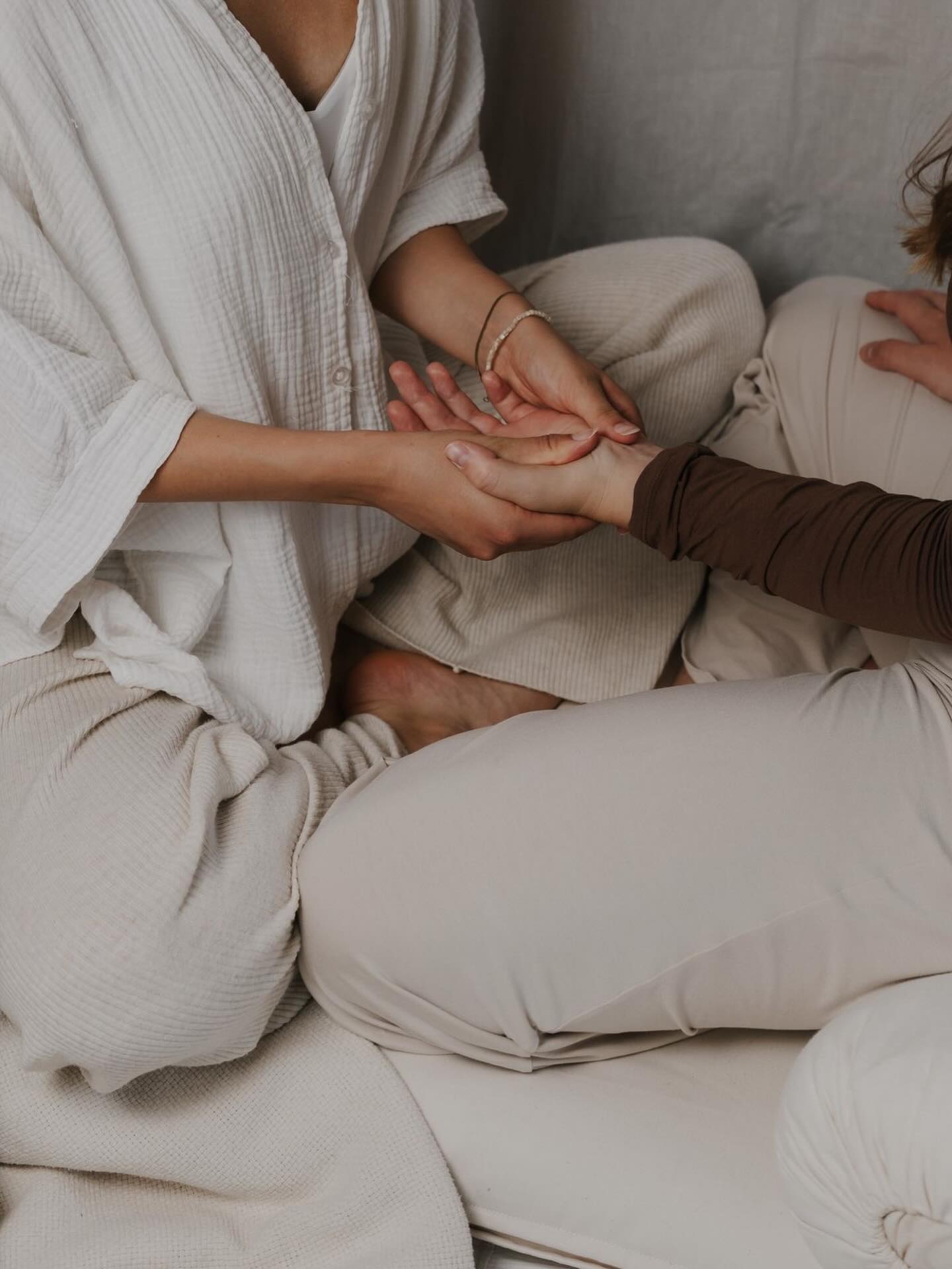 Seriously, who doesn’t melt for a good Savasana assist? ?
From gentle temple massages to grounding shoulder presses, soothing palm holds to a slow leg sway. These small gestures remind the body it’s safe to fully let go.
Touch, when offered with care, becomes an unspoken language of trust, presence, and connection.
Studies actually show that Savasana can lower heart rate, reduce cortisol, and activate the parasympathetic nervous system — helping the body shift from stress to deep restoration. It really is the most important pose!!
✨ What’s your favourite part of Savasana?