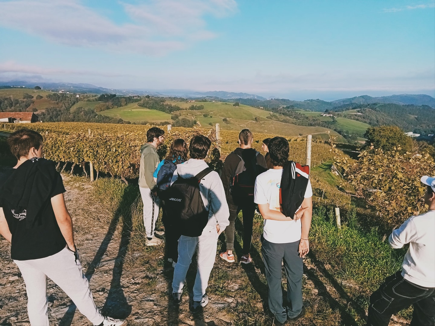El alumnado del Máster ha realizado esta semana una master class en la @bodegak5 de Karlos Arguiñano.
Una bonita oportunidad para entender el producto desde el origen, visitar los viñedos, escuchar al equipo de la bodega y aprender. La gastronomía también es conocer, degustar, dialogar con productores locales y aprender de su experiencia.
?? Gracias, K5, por abrirnos las puertas de vuestra bodega y compartir vuestro saber hacer.
-
Masterreko ikasleek Karlos Arguiñanoren K5 Upategian klase magistral batetaz gozatzeko aukera izan zuten aste honetan.
Produktua jatorritik ulertzeko, mahastiak bisitatzeko, upategiko lantaldea entzuteko eta ikasteko aukera ederra. Gastronomia ezagutzea, dastatzea, bertako ekoizleekin hitz egitea eta haien esperientziatik ikastea ere bada.
?? Eskerrik asko, K5, zuen upategiko ateak ireki eta zuen jakintza gurekin partekatzeagatik.