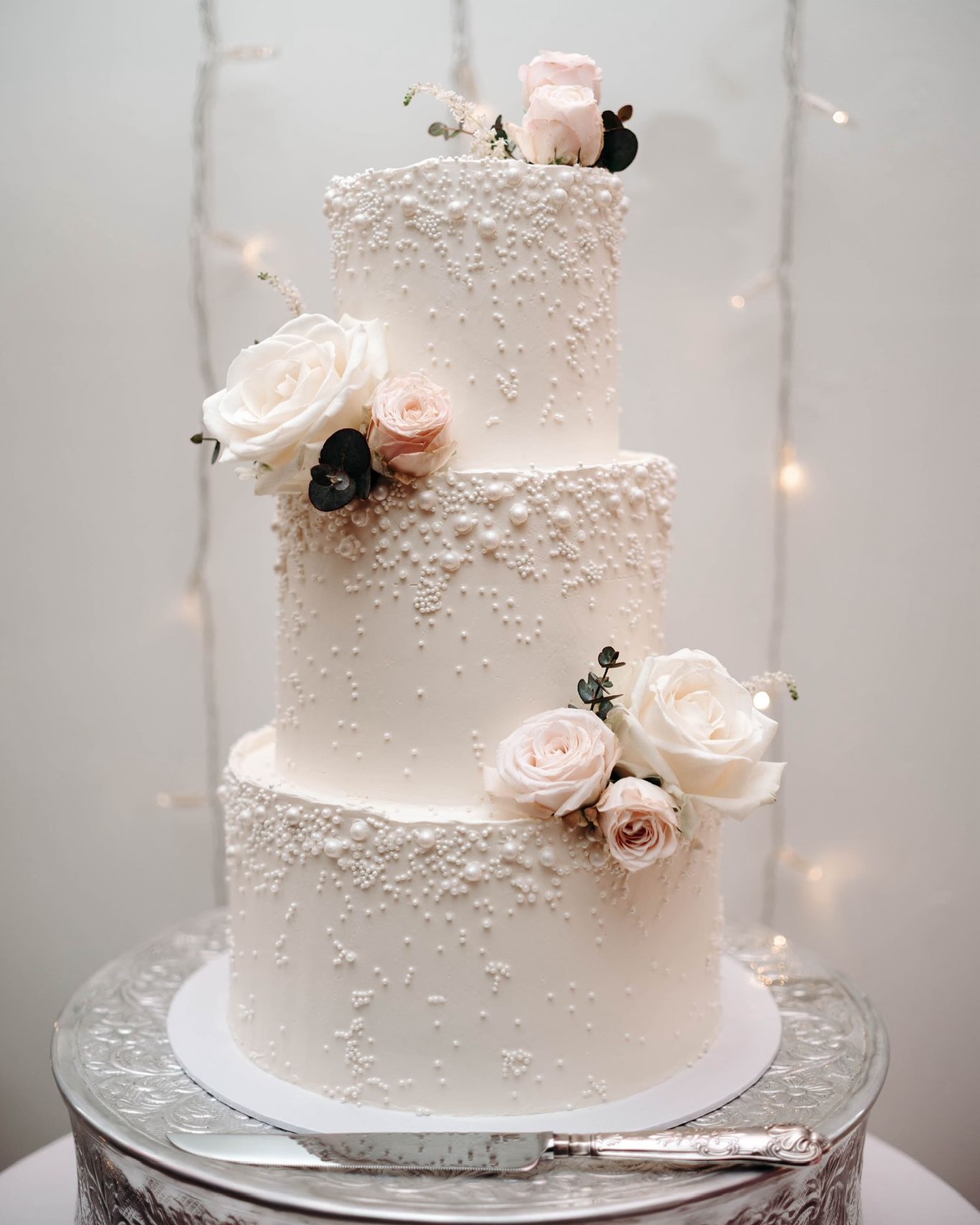 Delicate, understated, and just a little bit dreamy – Lauren & Adam’s cake brought together all the soft touches of their day in one gorgeous design.
@tawstockcourt
@churchparkflowers
@laurgilltrav
@lizziegracephotography
@domeafavouruk
#sweetsatisfactioncakes #weddingcake #weddingcakedesign #weddingsindevon #luxuryweddingcake #tawstockcourt #tawstockcourtweddings #pearlweddingcake #whiteweddingcake