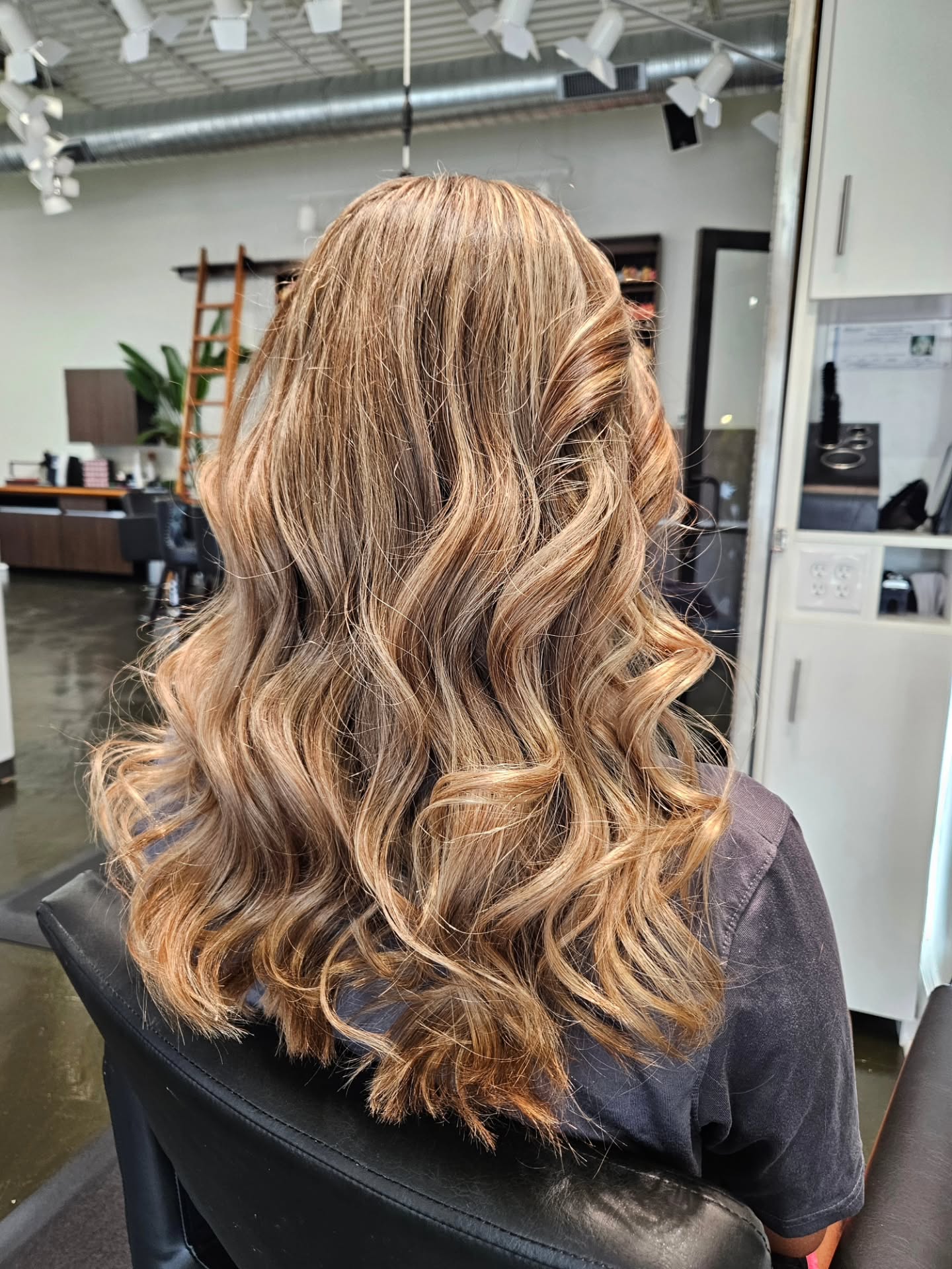 ✨️Soft, dimensional blonde for the ultimate lived-in look.
This effortless blend of tones brings depth, brightness, and movement - the kind of glow that looks fresh long after you leave the salon.
Work done by our Stylist, Evie
?Brocatos Collective
2109 Greenspring Drive, Timonium
? Book your appointment today!
? 410-558-0047
?Online booking:
www.brocatos.com
#lowlightshair #highlights #balayagehighlights #balayageombre #blondehair #blondevibes #seamlessblonde #haircut #timoniumhair #maryland