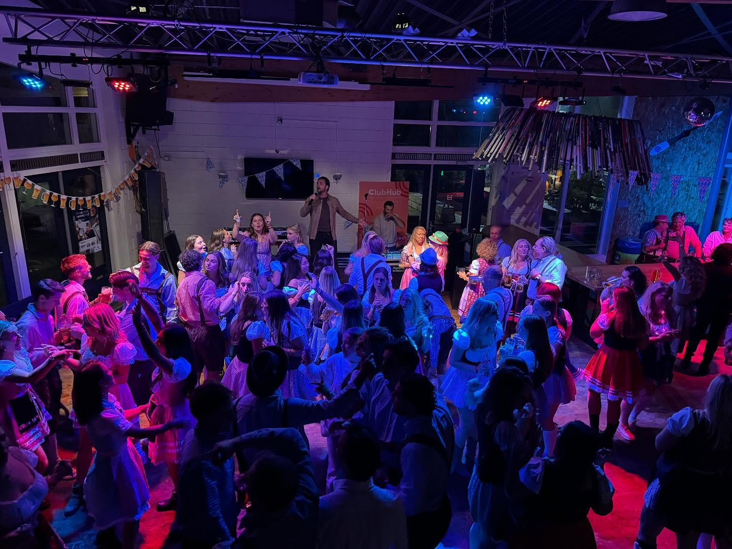 Gisteravond genoten we van een sfeervolle avond bij het Oktoberfest! Een geweldig feest vol muziek en gezelligheid! Met optredens van zanger Luc Burghout en DJ Mark Stöcker, bradwurst, bombardino’s, pullen bier en pretzels.
Was een topavond!?
