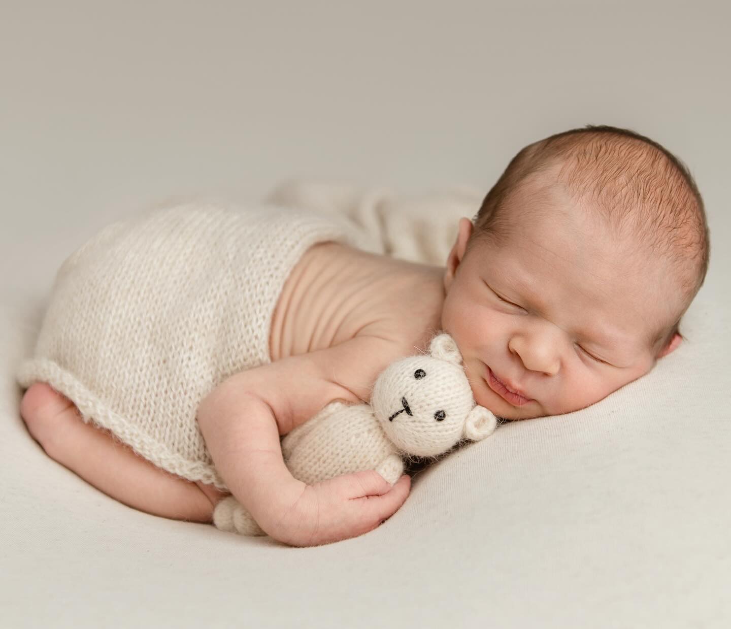 Sweet Freddy with a tiny teddy 🧸 How adorable!
#newbornphotography #newbornphotographer #wiltshirenewbornphotographer #hampshirenewbornphotographer #salisburynewbornphotographer #amesburynewbornphotographer #andovernewbornphotographer #winchesternewbornphotographer #tidworthnewbornphotographer #bulfordnewbornphotographer #salisbury #rachelburnsidephotography #blandfordnewbornphotographer