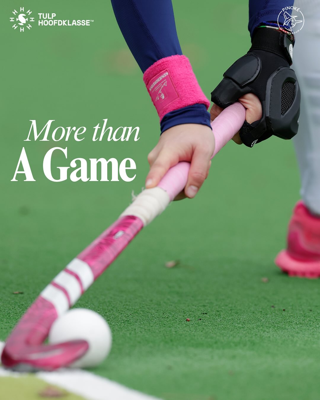 More than a game ?
Oktober is Breast Cancer Awareness Month. In samenwerking met het Alexander Monro Ziekenhuis en de Ken Je Borsten-campagne komen onze dames en heren 1 in actie.
Door het dragen van roze zweetbanden vragen zij aandacht voor borstkanker — een ziekte die zowel vrouwen als mannen kan treffen.
Leer je borsten kennen, herken veranderingen op tijd, en laat je bij twijfel onderzoeken.
Afgelopen zondag speelden de dames al in het roze tijdens de thuiswedstrijd tegen Kampong.
Komend weekend zullen de heren hetzelfde doen tijdens hun uitwedstrijd tegen Amsterdam.
#breastcancerawarenessmonth? #pinoké #hockey