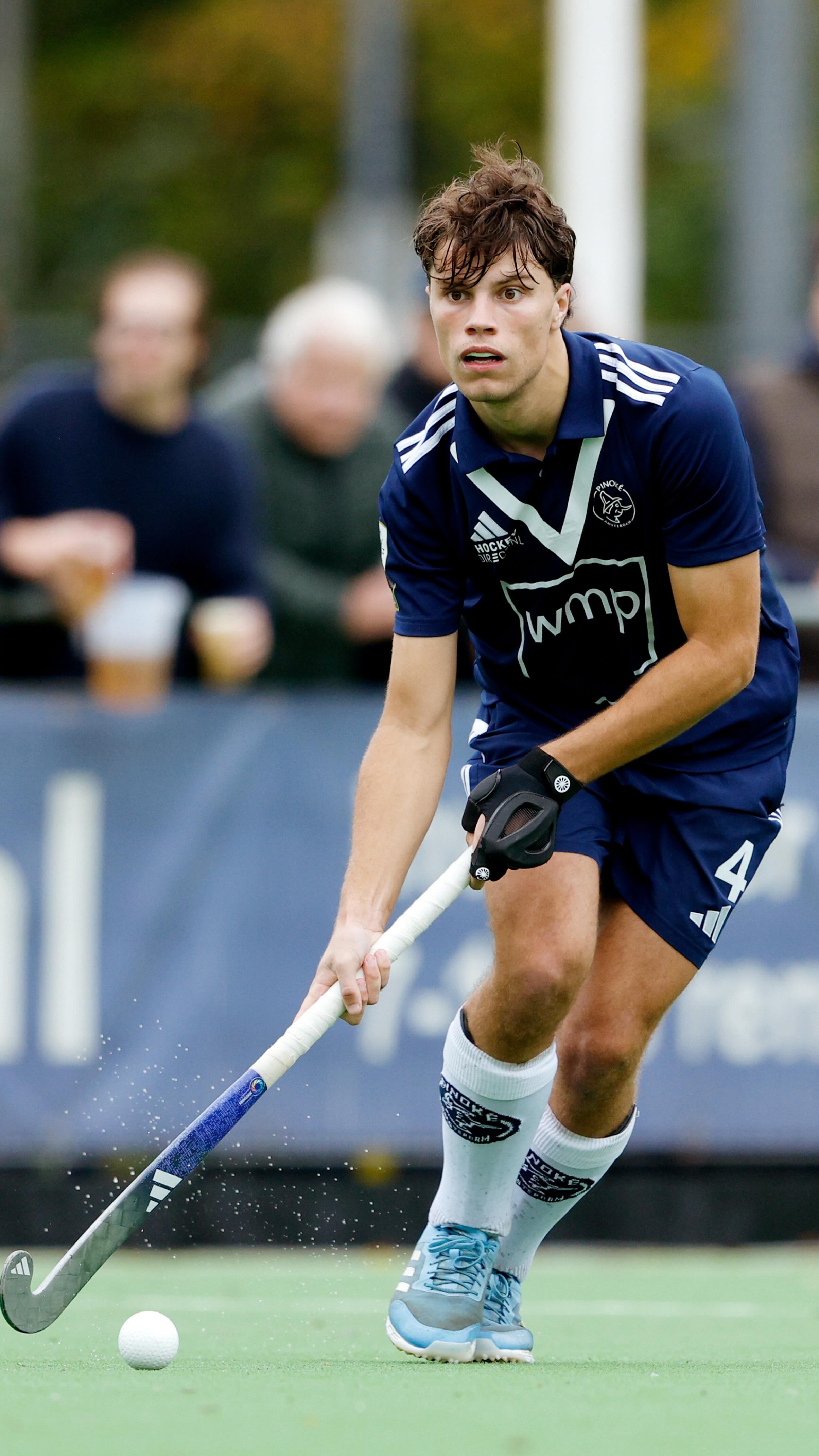 Meet the player: Tim Knapper
Tim Knapper is afgelopen seizoen overgekomen van Schaerweijde. Ook speelt hij in Jong Oranje die zich nu aan het voorbereiden zijn op het WK in december.
#hockey #tulphoofdklasse #wealthmanagementpartners #meettheplayer #pinoke