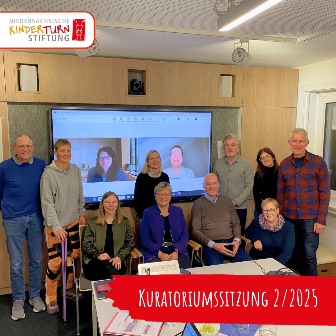 ?Aus der Stiftung?
Ehrenamt braucht Flexibilität ?
Ob digital zugeschaltet oder mit Hund im Tagungsraum: Bei uns darf Beteiligung so aussehen, wie sie für die Einzelnen gut machbar ist. Das gilt für unser Team genauso wie für unsere ehrenamtlichen Gremien. ?️
Zur zweiten Sitzung des Jahres haben wir gemeinsam den Wirtschaftsplan fürs kommende Jahr beschlossen, auf unsere Projekte und deren Entwicklung geschaut, Fundraising und Öffentlichkeitsarbeit weitergedacht – und ganz viel Rückenwind bekommen: Als Ruhepol, Optimismusschub und familiärer Ort wurde die Sitzung von den Kuratoriumsmitgliedern beschrieben. Das lässt unsere Herzen hüpfen, stärkt uns und gibt uns neue Energie! ?
Wir freuen uns über dieses starke Miteinander, die ehrliche Wertschätzung und über alle, die uns ihre wertvolle Zeit schenken, um mit uns gemeinsam Kinder für Bewegung zu begeistern! ❤️
#AusDerStiftung #EhrenamtWirkt #Kuratorium #FlexibelEngagiert #GemeinsamGestalten #BewegungFürKinder #NiedersächsischeKinderturnstiftung #EngagementMitHerz #MitHundUndHerz #KinderFürBewegungBegeistern #Stiftungsarbeit
