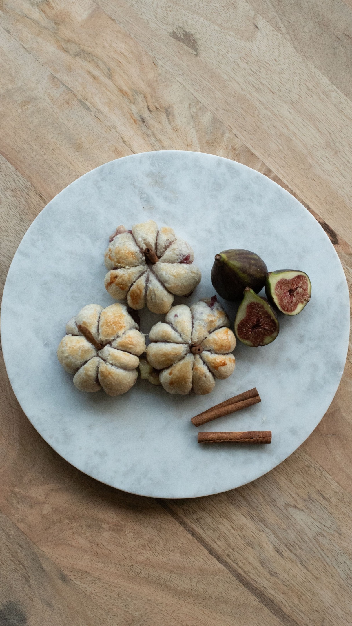 Vi kallar den Allhelgonabakelsen.
En varm smördegspuff med brieost, snickarkarré och björnbärssylt: Salt, sött och omsorgsfullt i varje tugga.
En liten hyllning till det som är viktigt. Till det vi minns. Och det vi vill ta tillvara på.
Se receptet via länken i bion.
#allhelgona #hemgården #förgodattlåtabli #smakerföralla #matförallarum #påläggsälskare