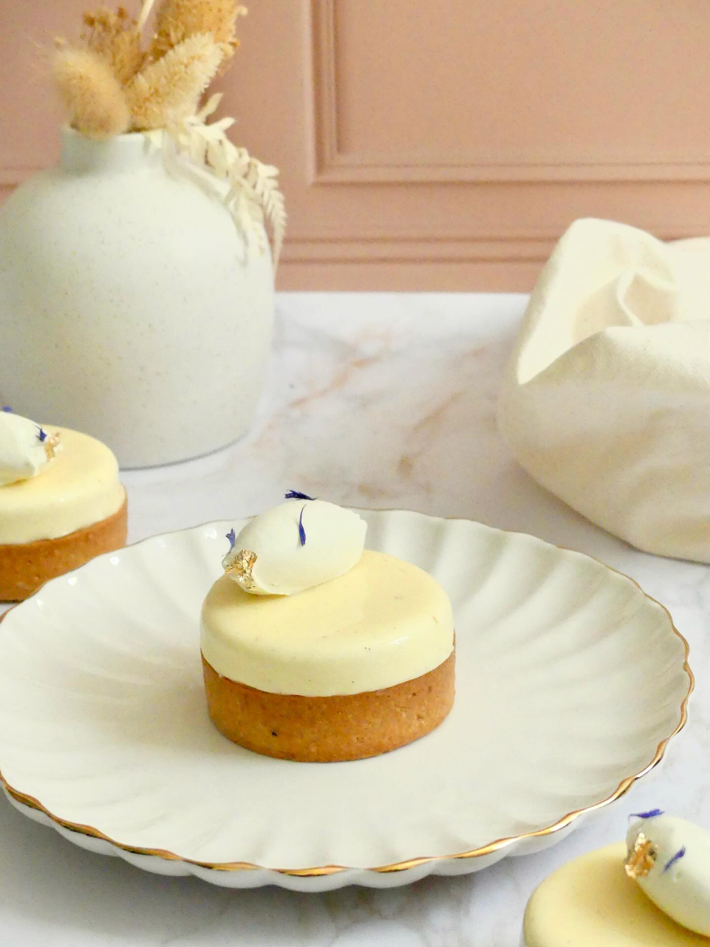 Une tarte tout en douceur, hommage à la vanille dans toutes ses nuances ✨
Sous sa surface lisse, chaque couche révèle une nouvelle facette de ce parfum si simple et pourtant si profond.
Je souhaitais partir sur un pochage d’une chantilly légère mais j’ai finalement opté pour une quenelle, tu en penses quoi ? ✨
Elle est composée :
- Pâte sucrée vanille
- Biscuit madeleine au miel 🍯
- Crémeux vanille
- Mousse vanille
- Chantilly légère vanille
~
Vanille offert par @vanille_gourmet
#patisserie #pastry #pastrylove #tarte #tartevanille #vanille #gourmandise