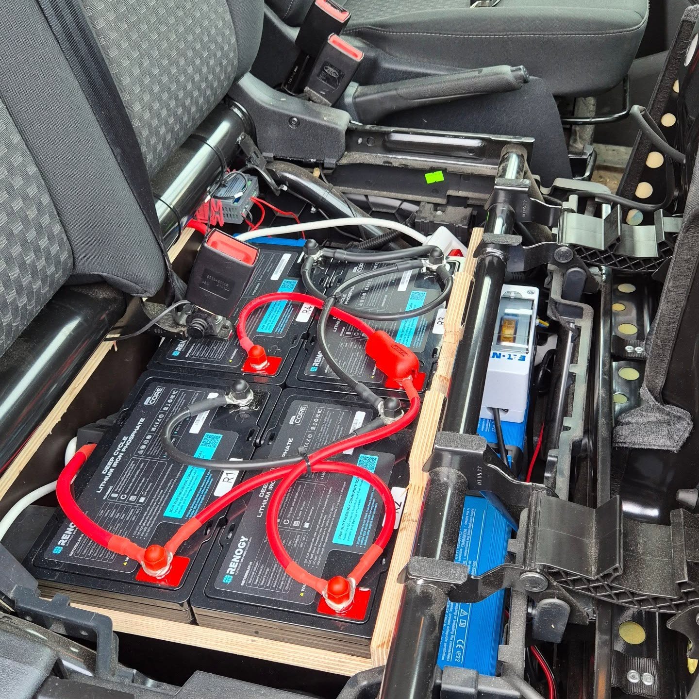 In een bedrijfswagen waar de vorstbeveiliging van belang is ivm vervoer van medicatie is het belangrijk dat de stroomvoorziening voldoende backup heeft.
De wens van de klant was om niet afhankelijk te zijn van walstroom, de accu's onder de passagiersstoelen en een groot zonnepaneel op het dak.
Met maarliefst 4 accu's van 100ah, een zonnepaneel van 450Wp op het hefdak en een Orion Xs 50 voor het dynamo laden is dit een werkbus die volledig offgrid kan staan.
Voor de momenten dat er wel walstroom aanwezig is hebben we 2 30Ampere acculaders van Victron gemonteerd, en een Defa Termini 1400w elektrische kachel die zijn eigen thermostaat regelaar heeft, zo word de bus ook niet te warm.
Heb jij nou ook maatwerk oplossingen nodig in je camper of bedrijfswagen? Neem gerust contact op.
#vanlife #Defa #Victron #Solar #offgrid #StroomInjeCamper
